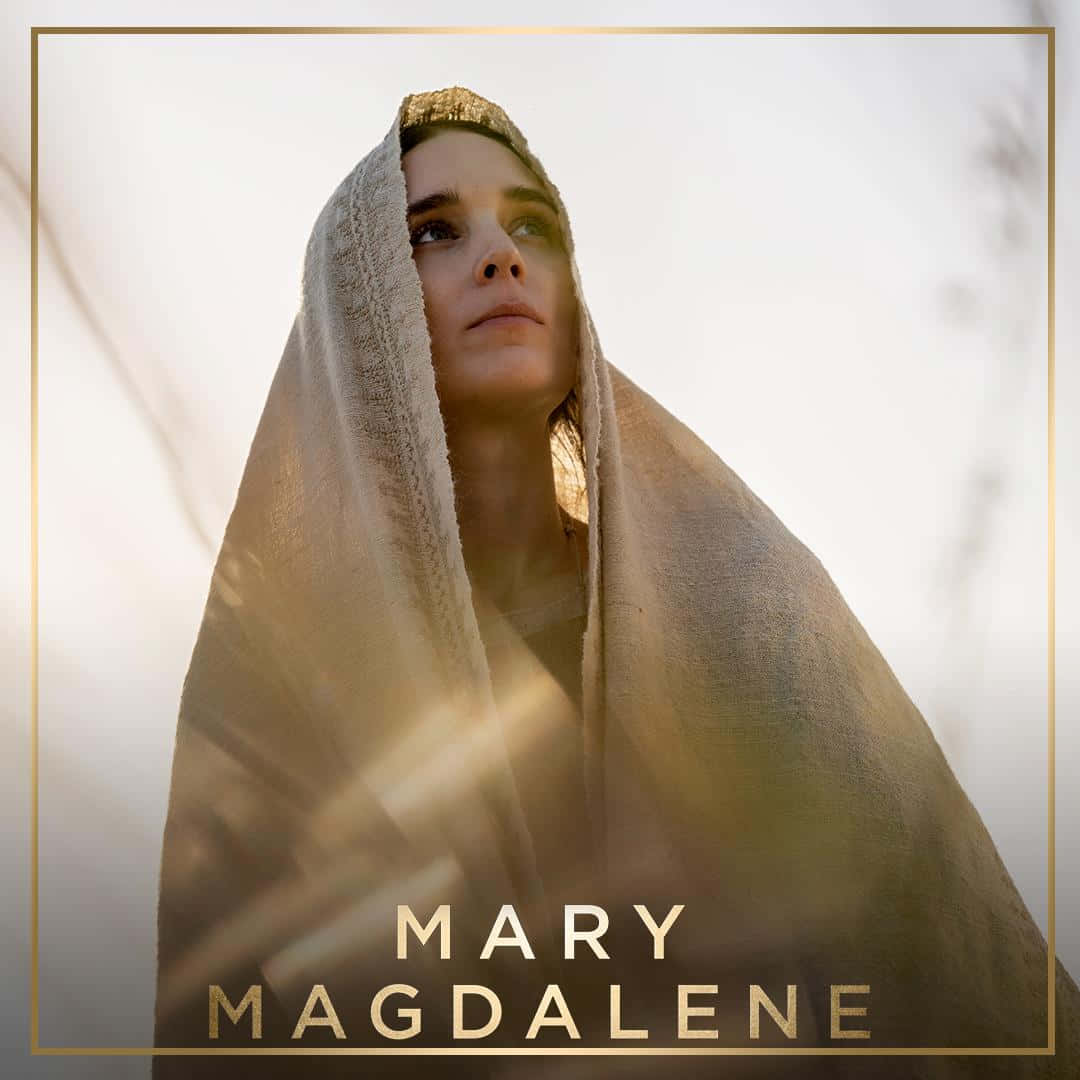 Mary Magdalene 桌布 壁紙 — 一位披著質感米色面紗的女性，在柔和金色背景和文字疊加下向上凝視。