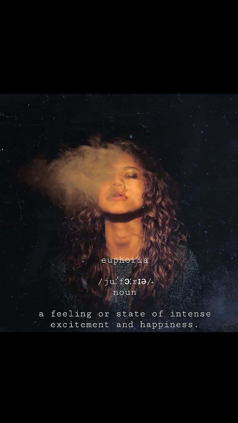 Euphoria Hbo iPhone 桌布 壁紙 — 一位捲髮女性在黑暗星空背景下呼出煙霧，並有文字定義欣快感。