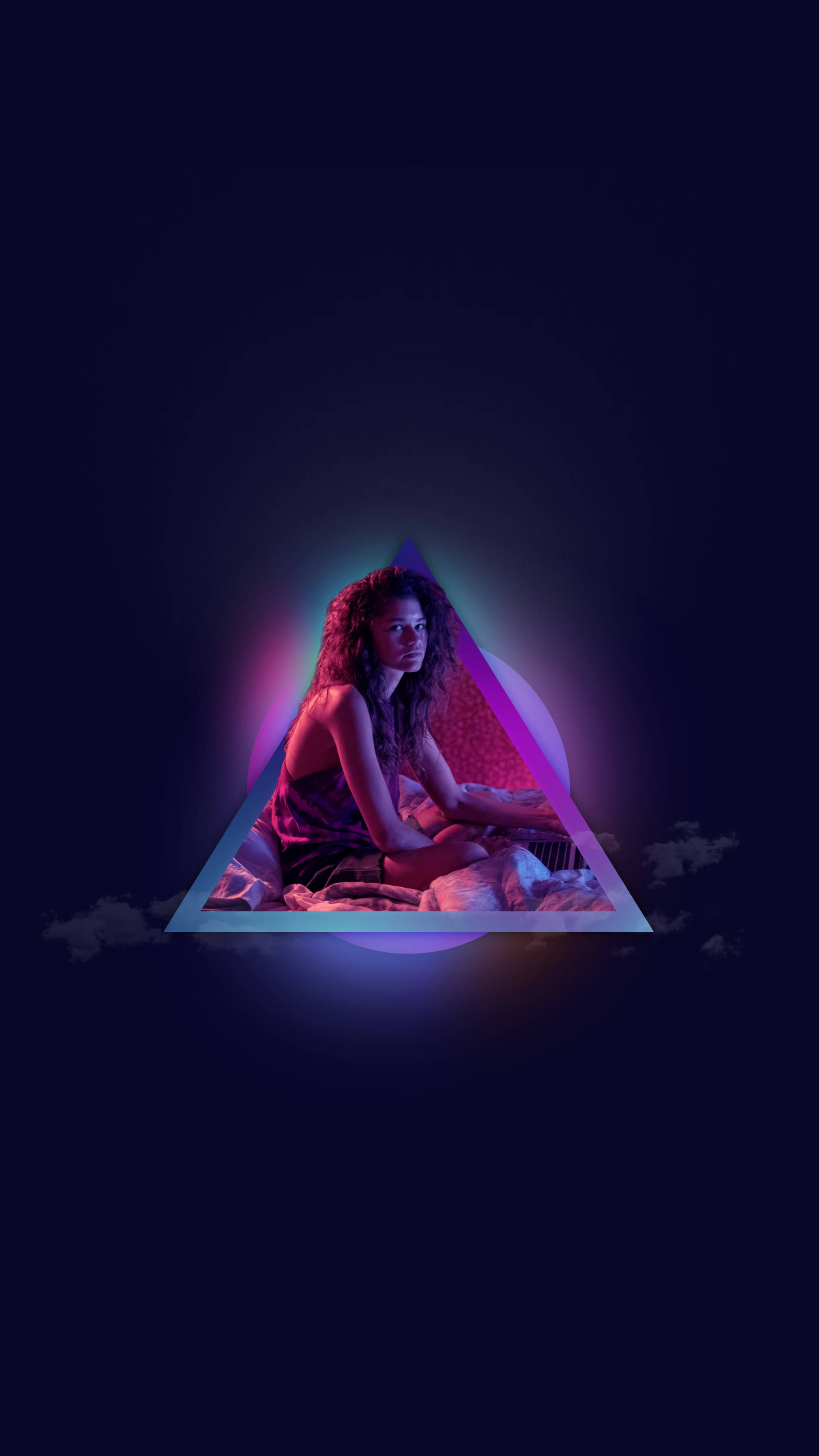 愉悅 桌布 壁紙 — 一位捲髮女性坐在發光的霓虹三角形內，背景是帶有柔和雲朵的黑暗背景。