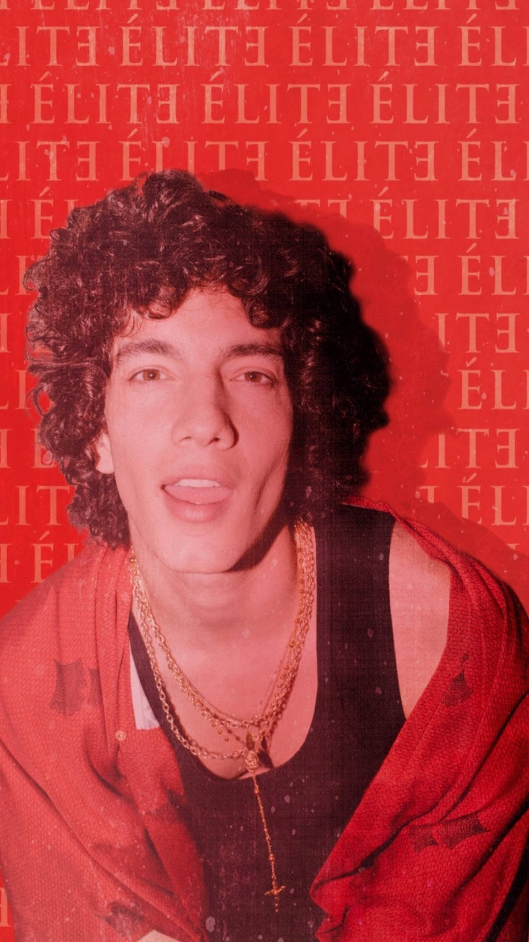 Elite 桌布 壁紙 — 一位捲髮年輕男子戴著多層金項鍊，身穿紅色垂墜服飾，背景是重複的紅色「ÉLITE」圖案。