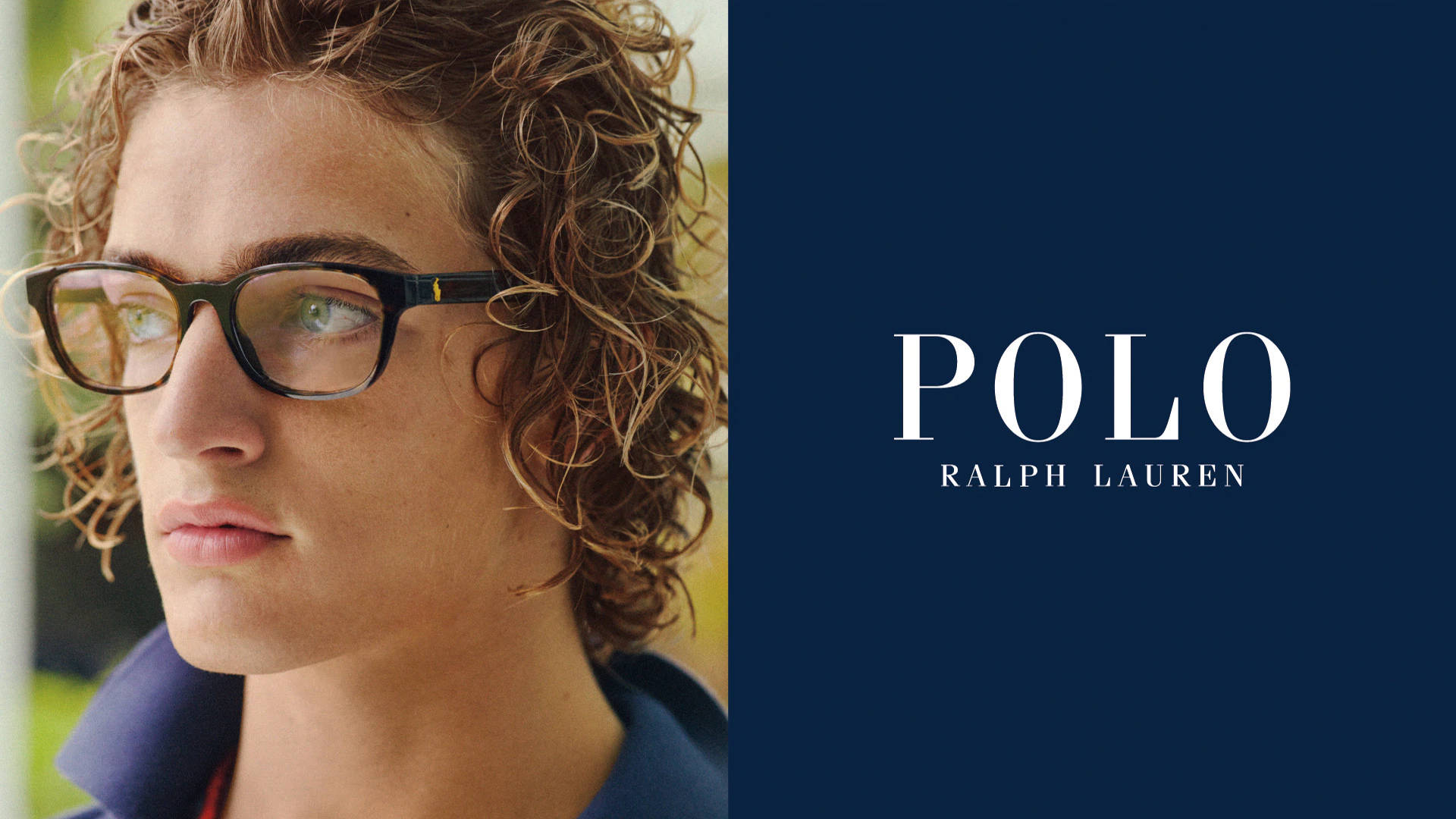 glasses 桌布 壁紙 — 一位捲髮戴眼鏡的年輕男子，在深藍色Polo Ralph Lauren標誌背景旁若有所思地凝視。