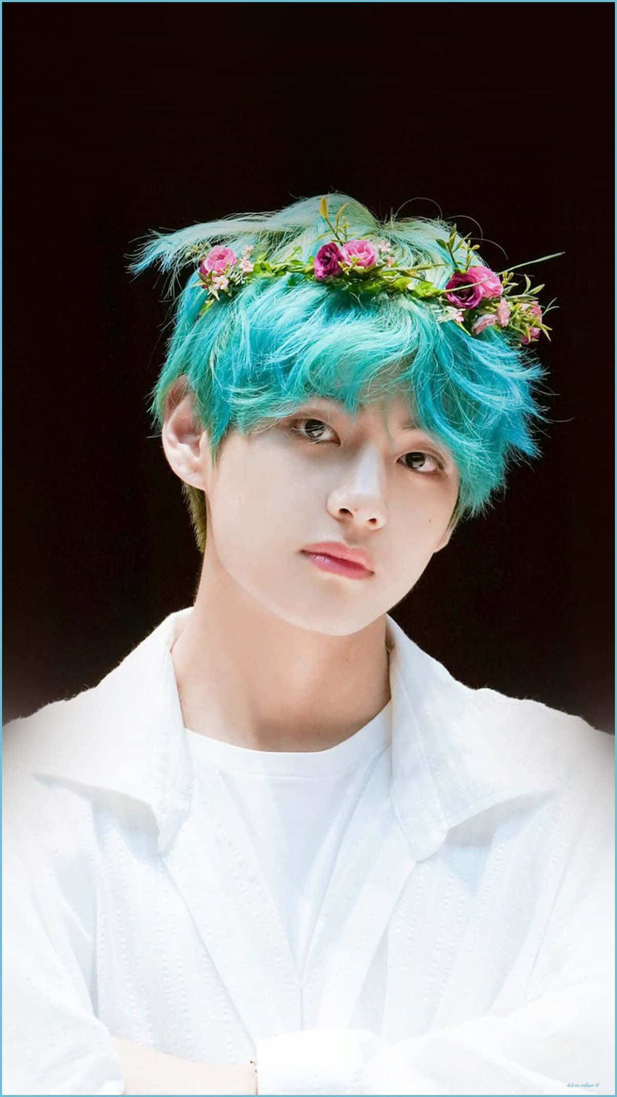 K-pop 桌布 壁紙 — 一位擁有充滿活力的青綠色頭髮的年輕男子，在深色背景的攝影棚肖像中戴著花冠。