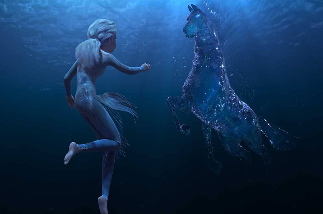 冰雪奇緣2 桌布 壁紙 — 一位擁有冰霜頭髮的美人魚在深海場景中優雅地游向一匹雄偉的發光藍色馬匹。