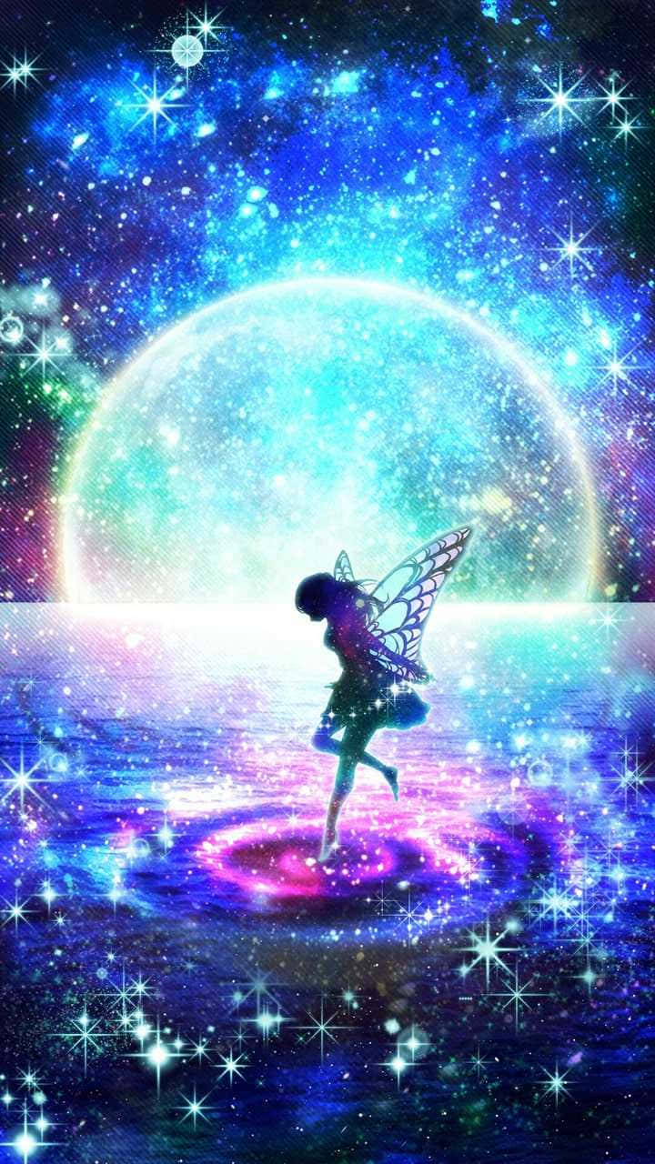 Cute Fairy 桌布 壁紙 — 一位擁有半透明翅膀的精靈在一個巨大的發光月亮下，在一個星光閃爍的藍色和紫色星系中的發光宇宙漩渦上跳舞。