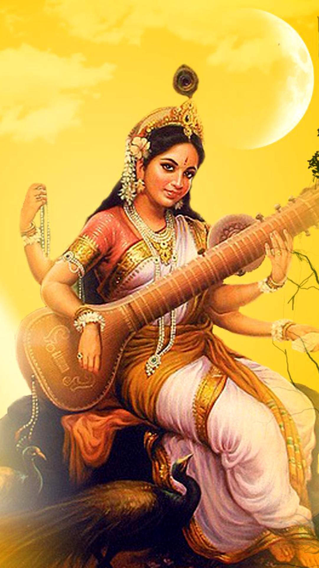 Saraswati Mata 桌布 壁紙 — 一位擁有多臂的神聖女神，坐在孔雀上，在燦爛的金色月光天空下彈奏西塔琴。