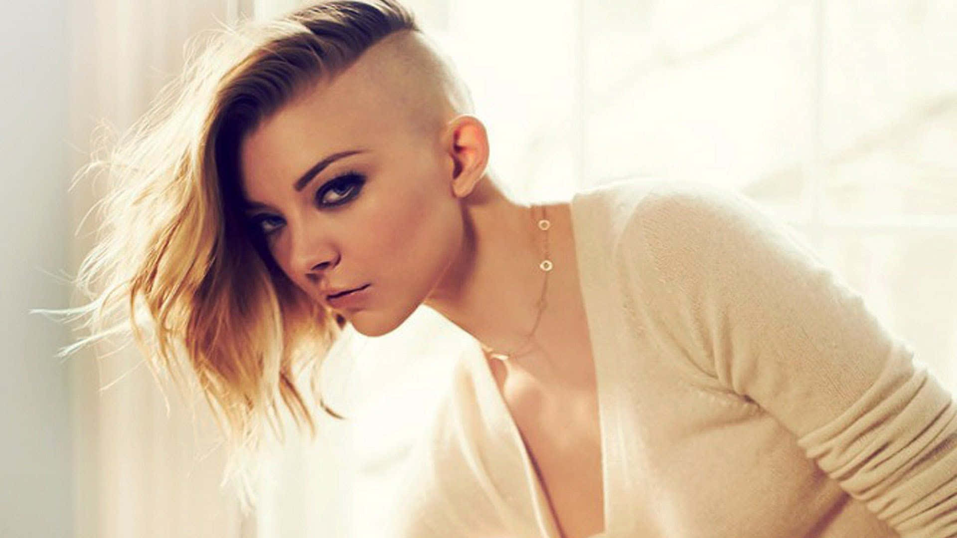 natalie dormer 桌布 壁紙 — 一位擁有大胆金色漸層髮型的女性在柔和自然光下強烈凝視鏡頭。