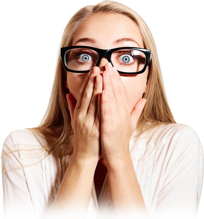 Surprised 桌布 壁紙 — 一位擁有寬闊藍眼睛和黑色眼鏡的女性，在純白背景前震驚地捂住嘴巴。