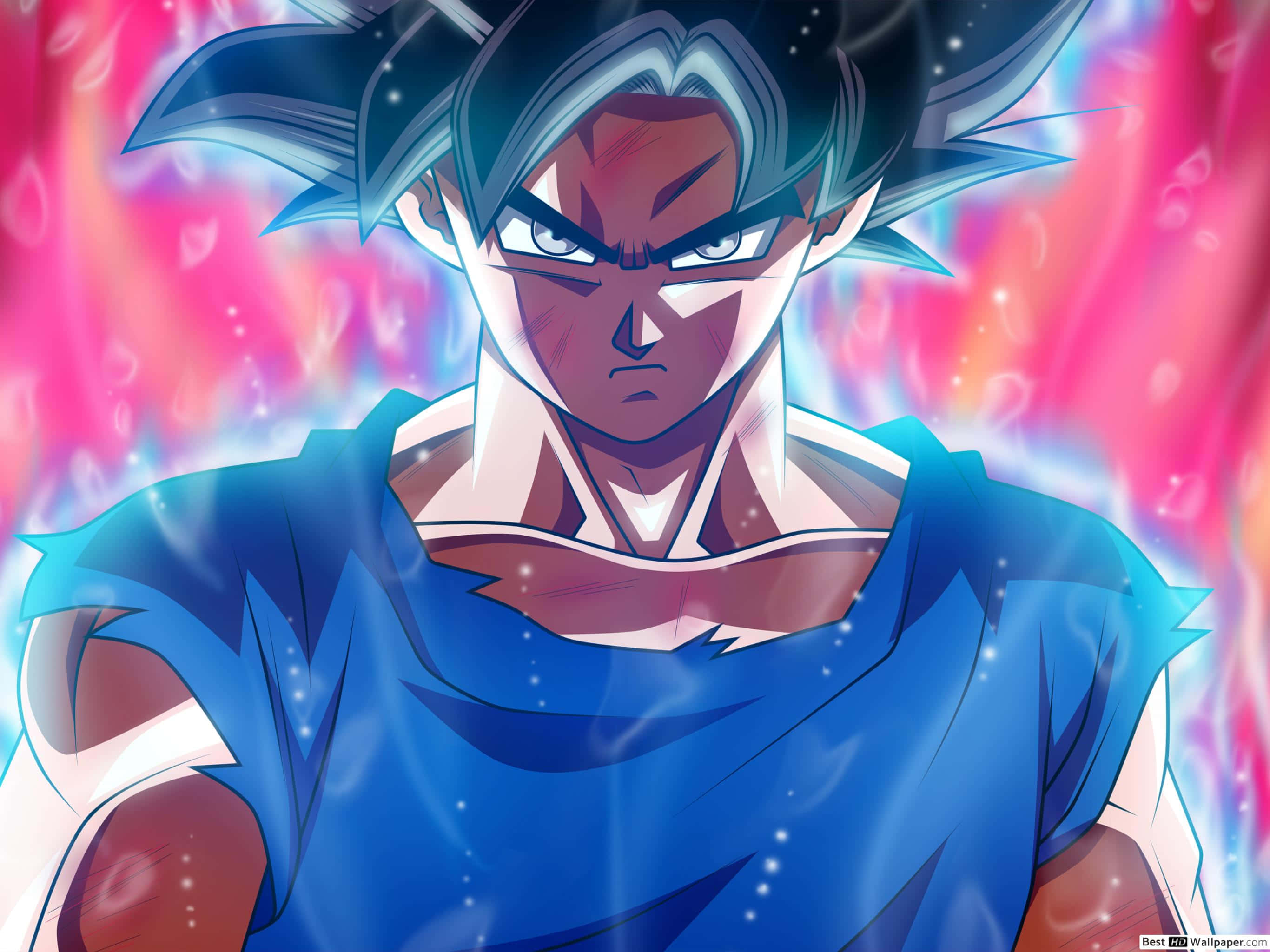 Goku Kaioken 桌布 壁紙 — 一位擁有尖刺藍髮和銳利眼神的動漫戰士，在充滿活力的粉藍色能量光環前凝視前方。