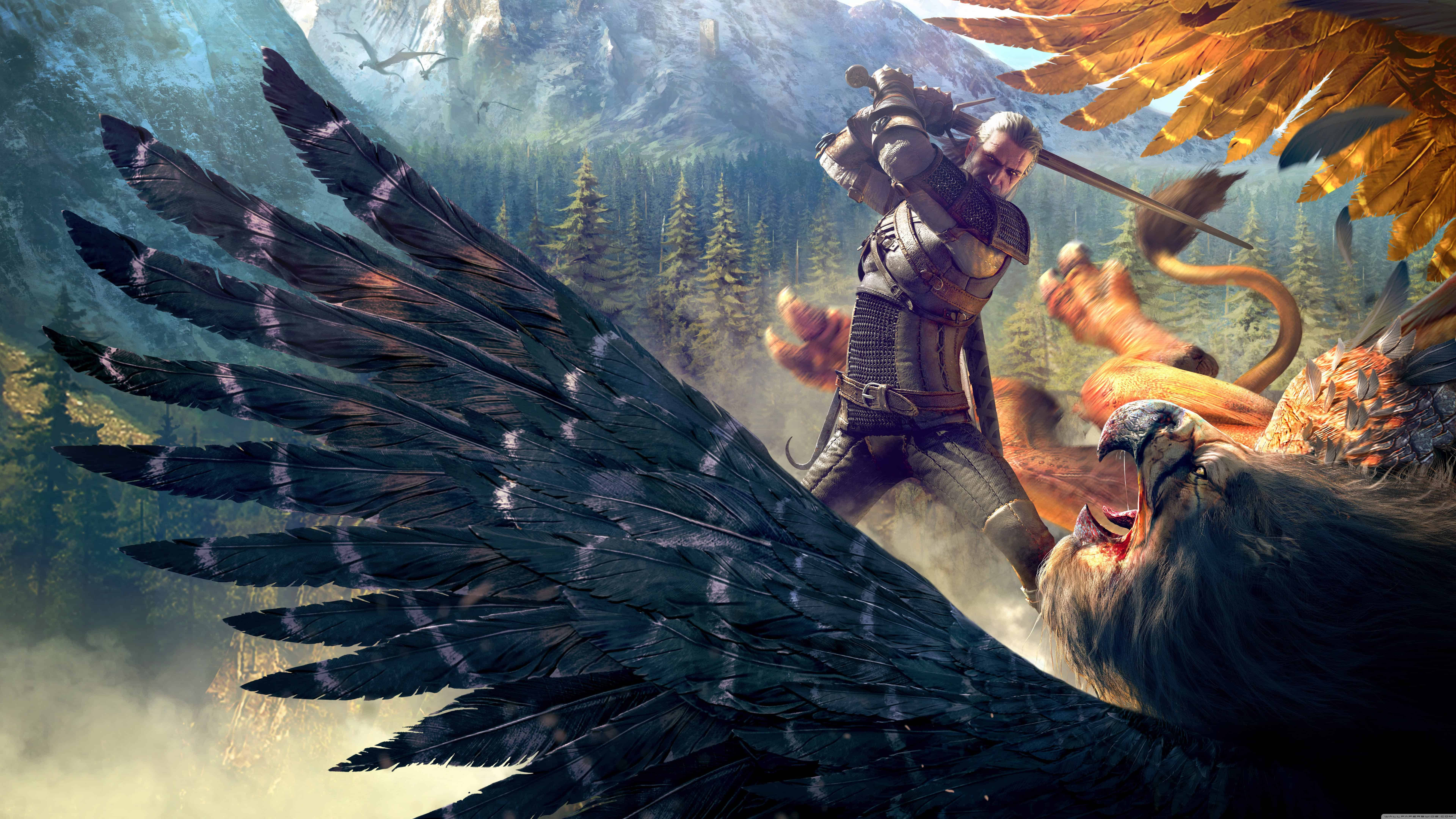 witcher 4K 桌布 壁紙 — 一位擁有巨大黑色翅膀的戰士在霧氣瀰漫的山林中與一頭咆哮的獅子搏鬥。