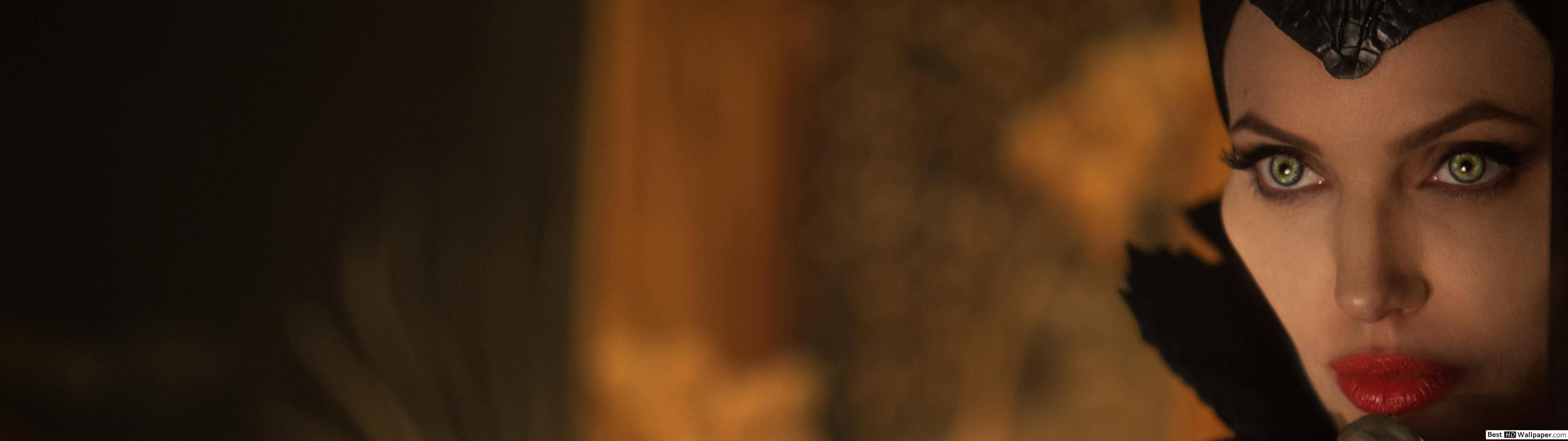 女王 桌布 壁紙 — 一位擁有引人注目的綠色眼睛和紅色嘴唇的女性在溫暖昏暗的燈光下的特寫。