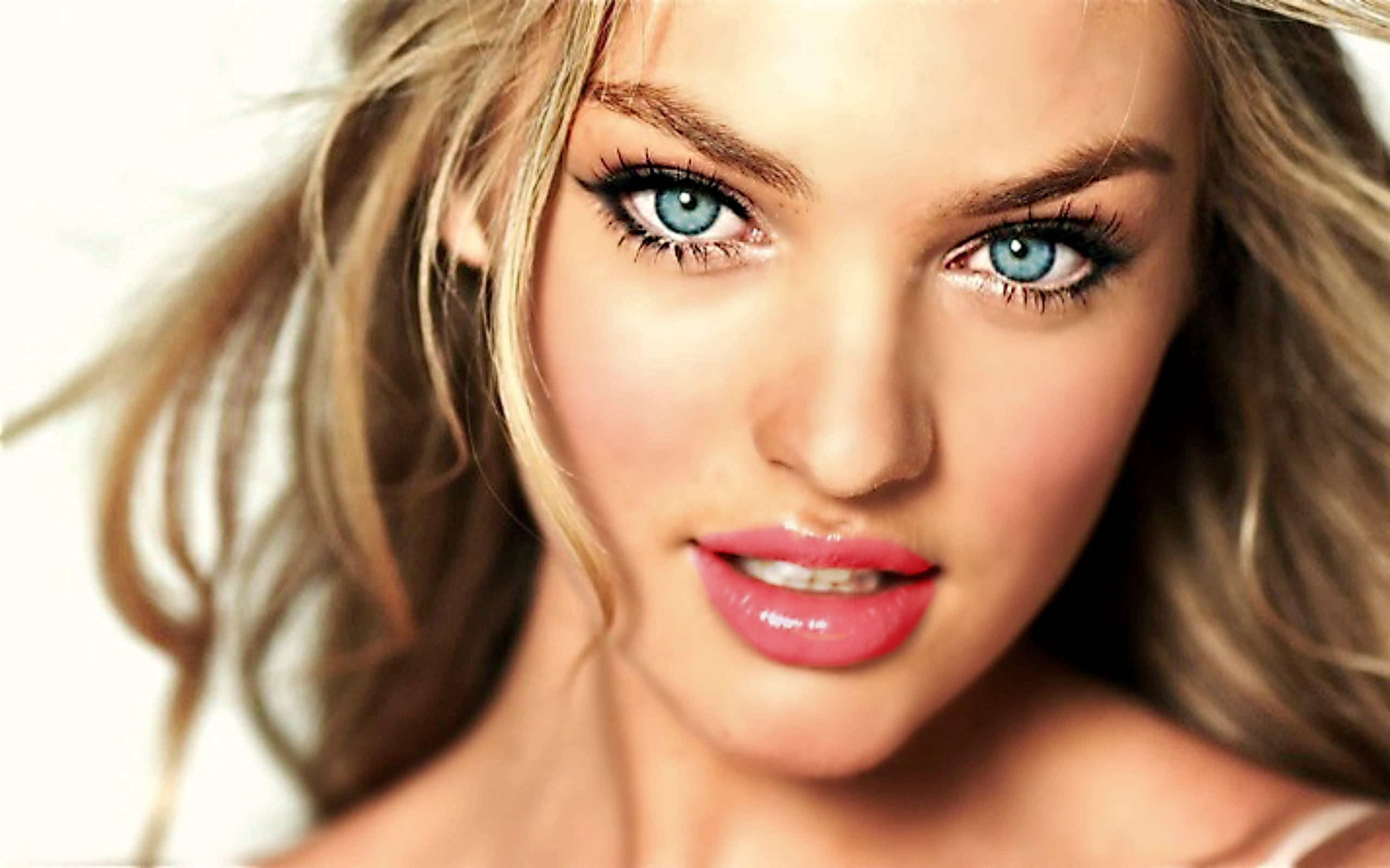 Candice 桌布 壁紙 — 一位擁有引人注目的藍眼睛和金髮的女性在柔和白色背景下的特寫肖像。