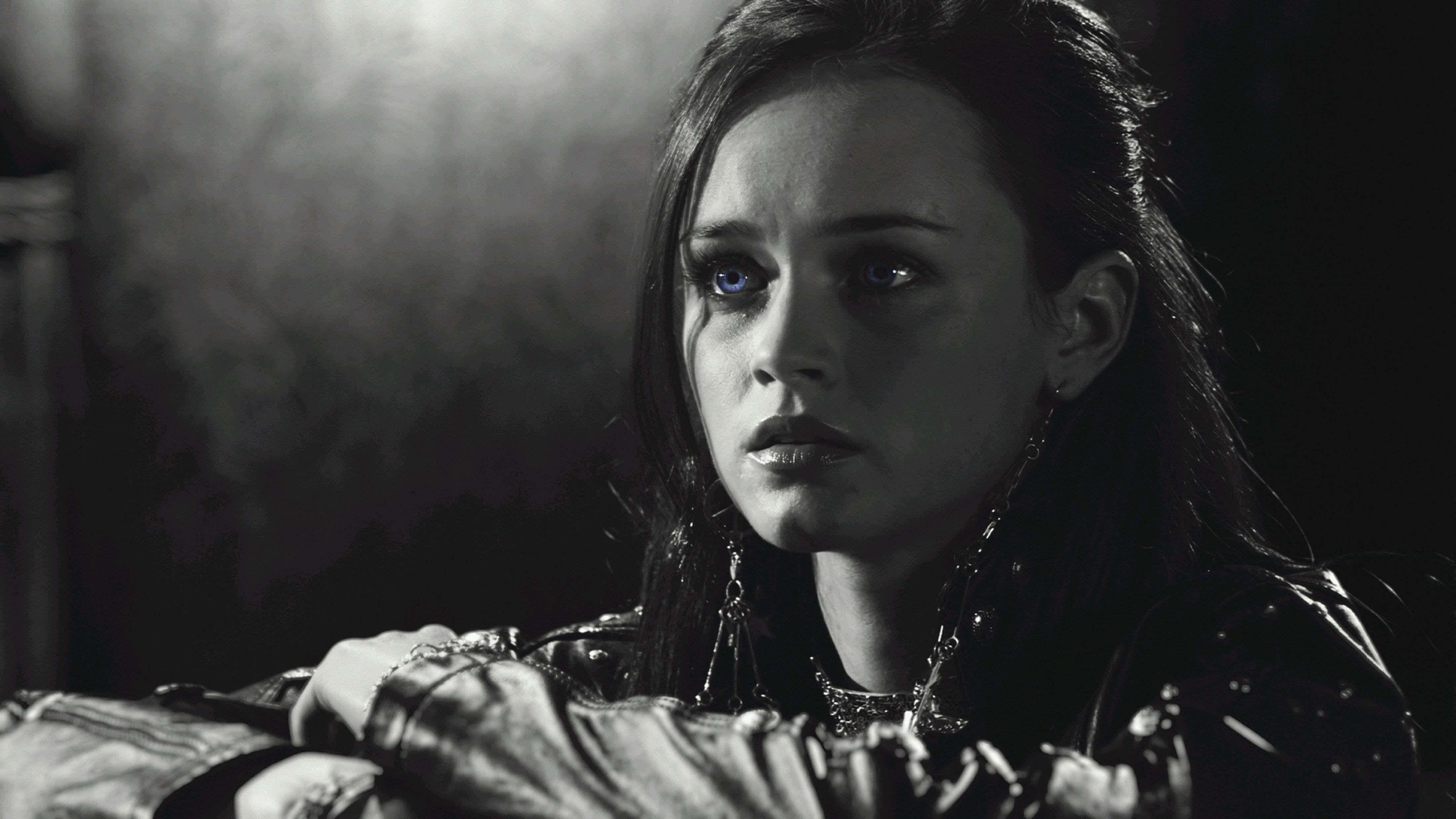 Alexis Bledel 桌布 壁紙 — 一位擁有引人注目藍眼睛的女性，在光線昏暗、煙霧瀰漫的房間裡，穿著皮夾克和鏈條，專注地凝視著。