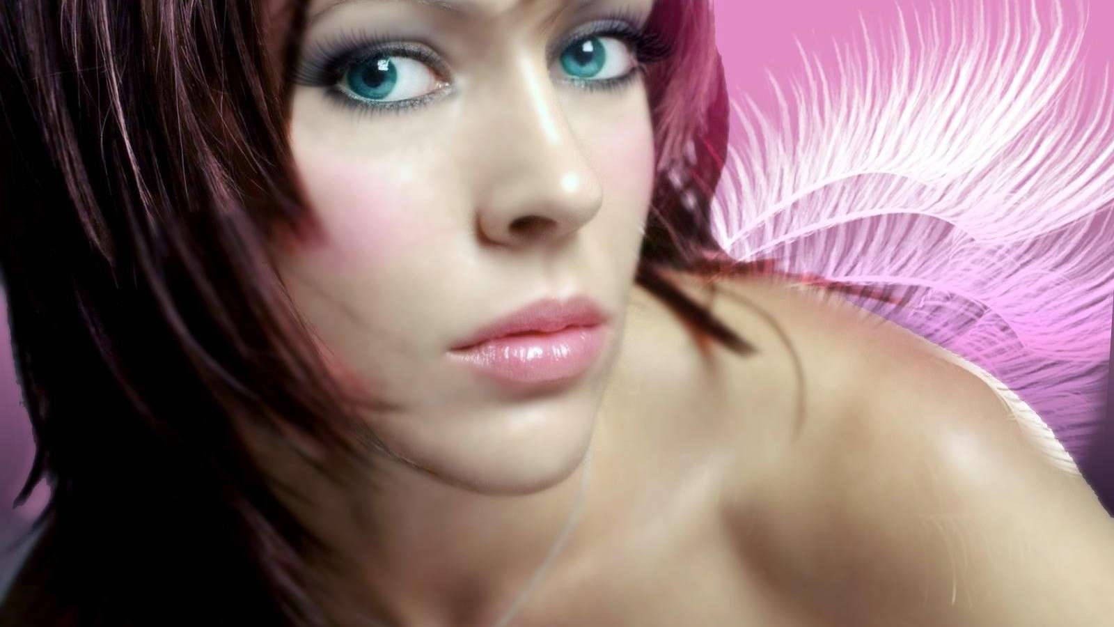 alyssa milano 桌布 壁紙 — 一位擁有引人注目藍色眼睛和粉紅色頭髮的女性特寫肖像，背景是充滿活力的粉紅色羽毛。