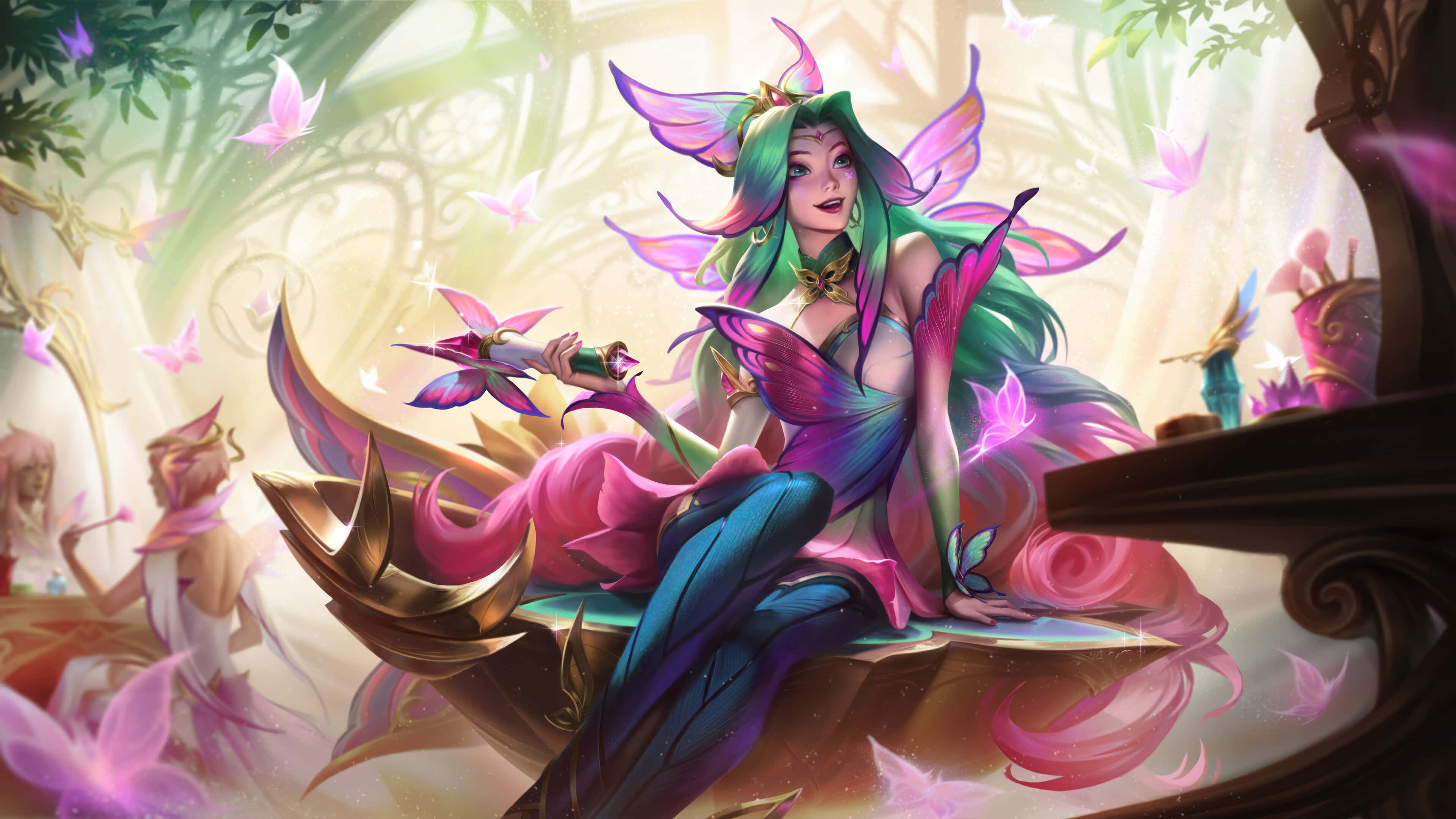 League Of Legends Champions 桌布 壁紙 — 一位擁有彩虹色翅膀和飄逸長髮的鮮豔奇幻仙子，在陽光普照的魔法森林中，優雅地坐在發光的蝴蝶之間。