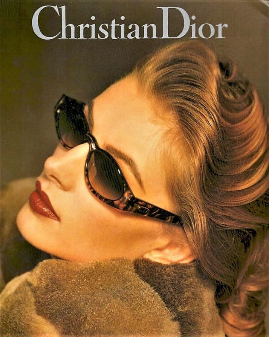 Dior 動態 桌布 壁紙 — 一位擁有復古捲髮和大膽紅唇的迷人女士，在柔和背景下戴著時尚太陽眼鏡和毛領。