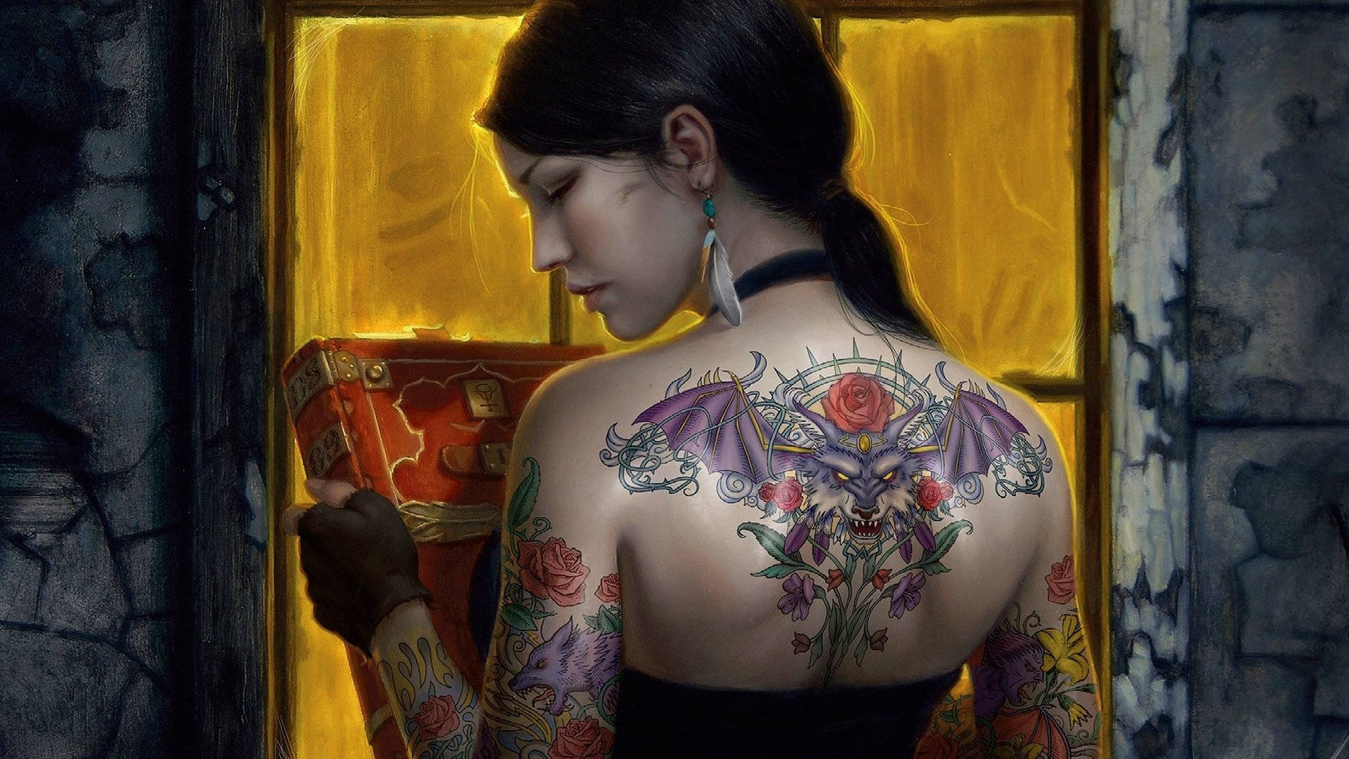 Tattoo 桌布 壁紙 — 一位擁有惡魔蝙蝠和玫瑰複雜刺青的女性，在石牆房間裡發光的窗邊閱讀一本書。
