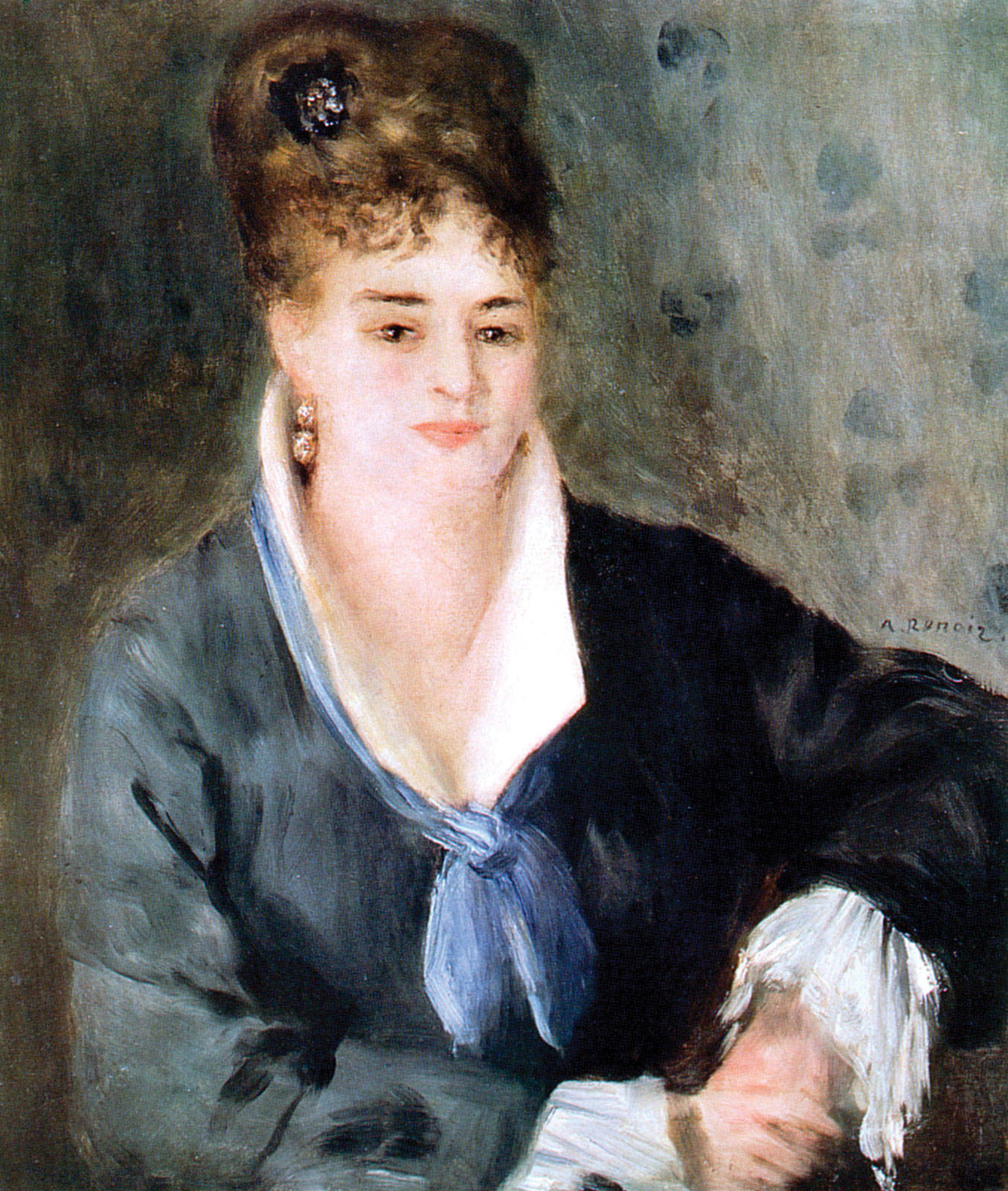 Renoir 桌布 壁紙 — 一位擁有捲曲頭髮、飾有黑色花朵的女性，身穿深藍色連衣裙，配有白色領子和藍色絲帶，背景為柔和的灰色。