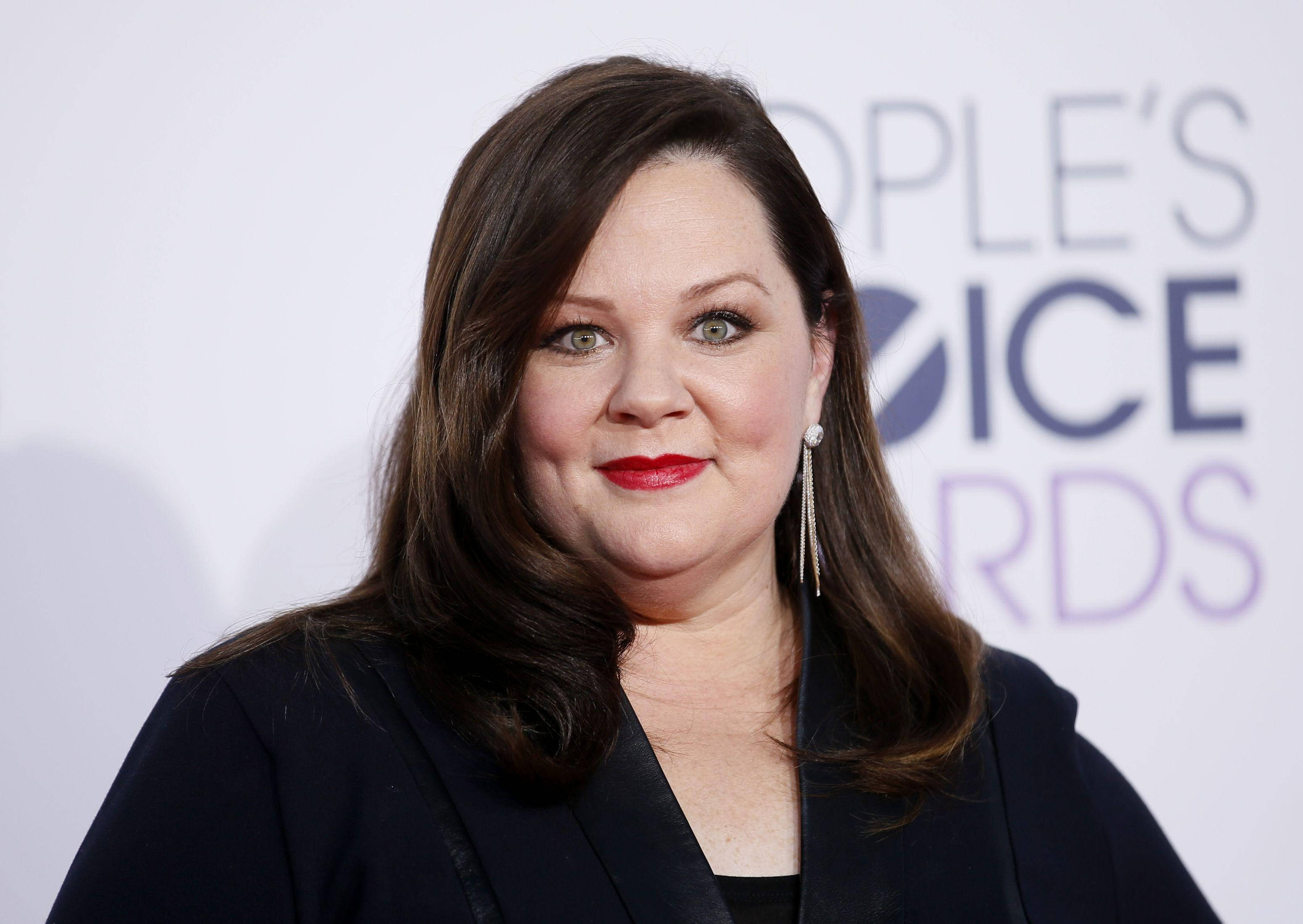Celebrity 桌布 壁紙 — 一位擁有棕色頭髮和紅色唇膏的女性在人民選擇獎上對著鏡頭微笑。