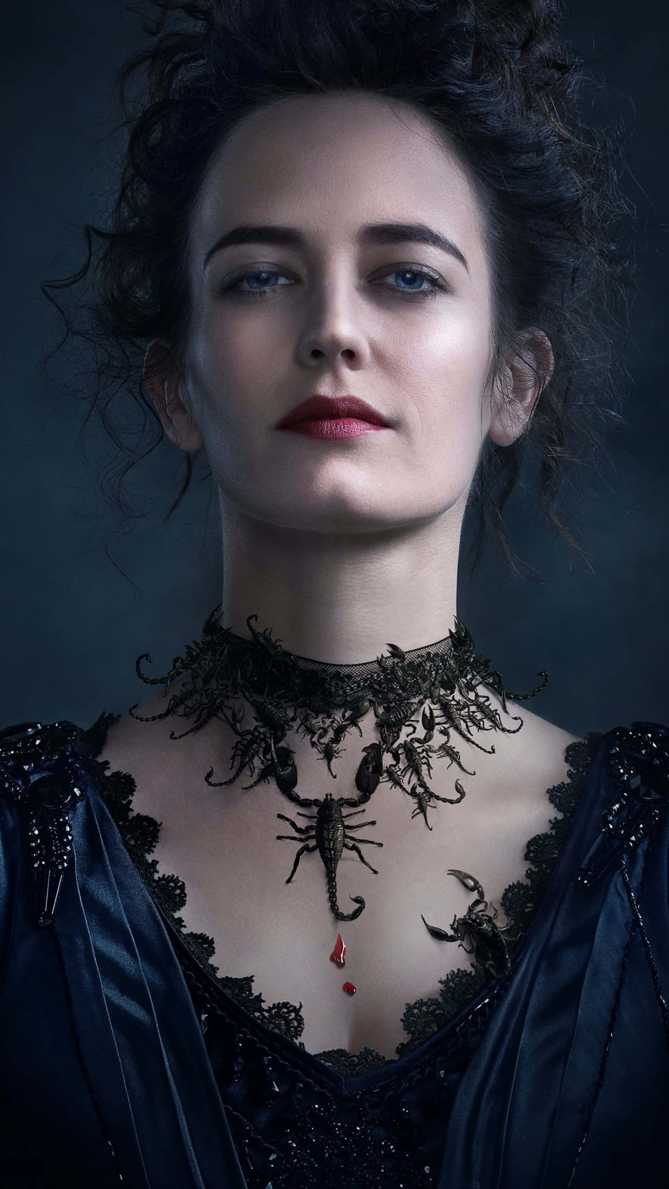 eva green 桌布 壁紙 — 一位擁有深色捲髮和引人注目的藍眼睛的女性，在陰暗的深色背景下佩戴著華麗的黑色蠍子項鍊。