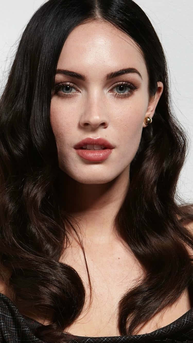 Celebrity 桌布 壁紙 — 一位擁有深色波浪髮和引人注目藍眼睛的女性特寫肖像，直視鏡頭。