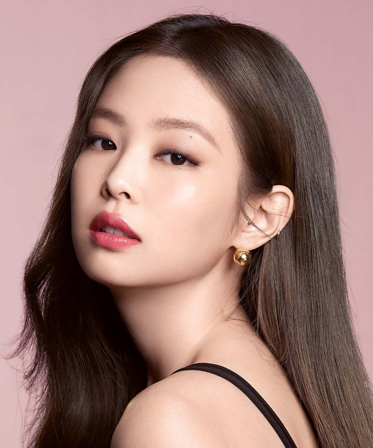BLACKPINK 桌布 壁紙 — 一位擁有深色長髮和紅唇的女性，在柔和的粉紅色工作室背景下溫柔地凝視。