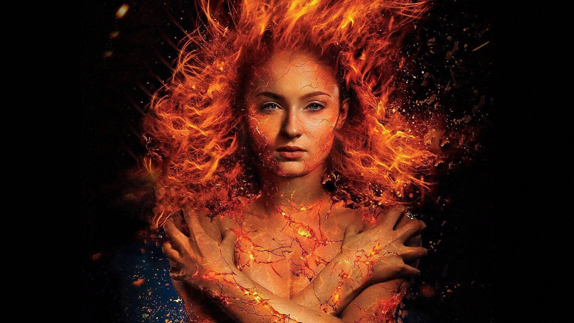 Fire Girl 桌布 壁紙 — 一位擁有火橙色頭髮和皮膚上發光裂縫的女性，在黑色背景前交叉雙臂，擺出戲劇性的姿勢。