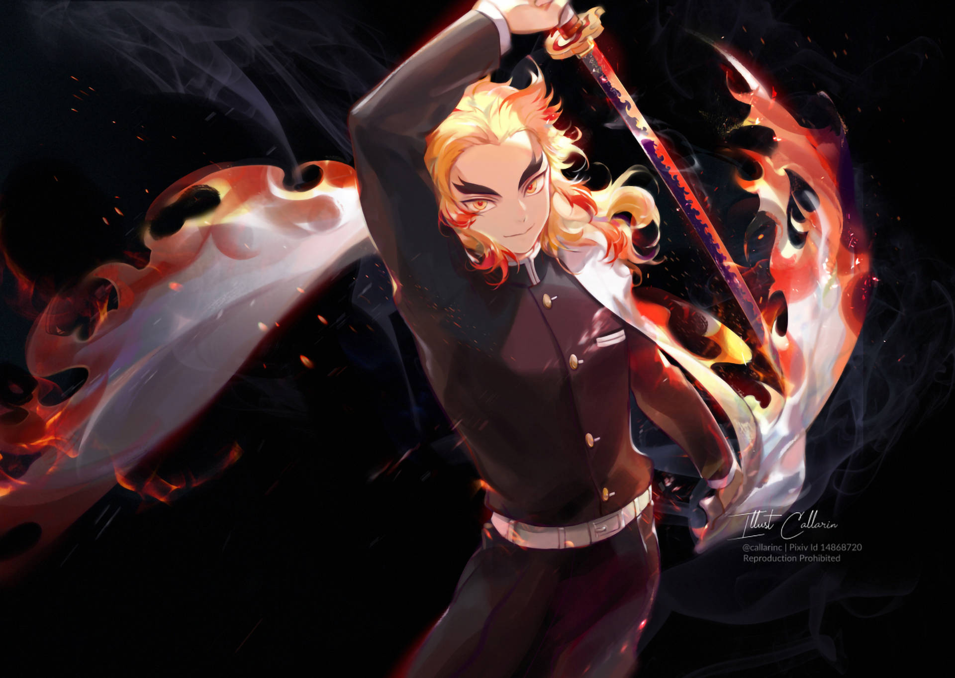 Kyojuro Rengoku 桌布 壁紙 — 一位擁有火焰般頭髮的動漫戰士，身穿深色制服，在黑色背景中揮舞著一把被旋轉火焰和煙霧包圍的發光劍。