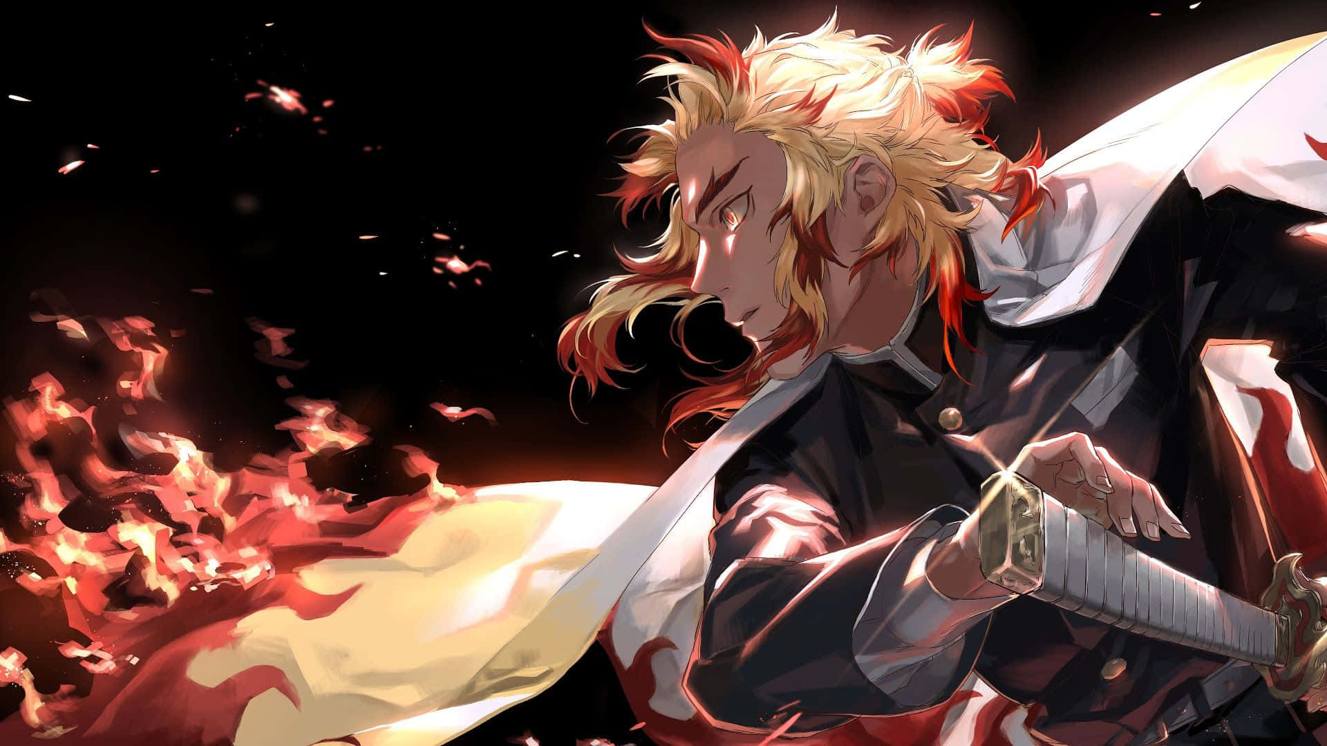 Kimetsu No Yaiba 桌布 壁紙 — 一位擁有火焰般頭髮的動漫戰士，身穿深色制服，在黑色背景上揮舞著劍，周圍環繞著旋轉的火焰。