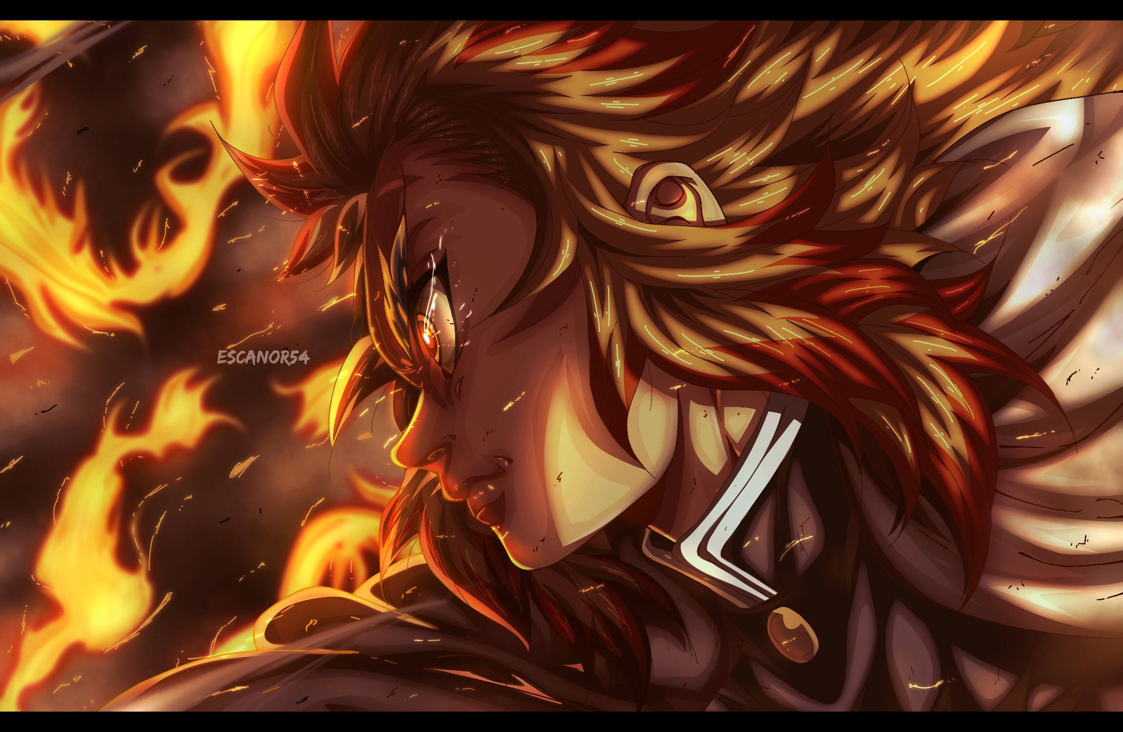 Kyojuro Rengoku 桌布 壁紙 — 一位擁有火焰般頭髮的動漫戰士，閃爍著光芒的眼睛，火焰在他們強烈的側臉周圍旋轉。