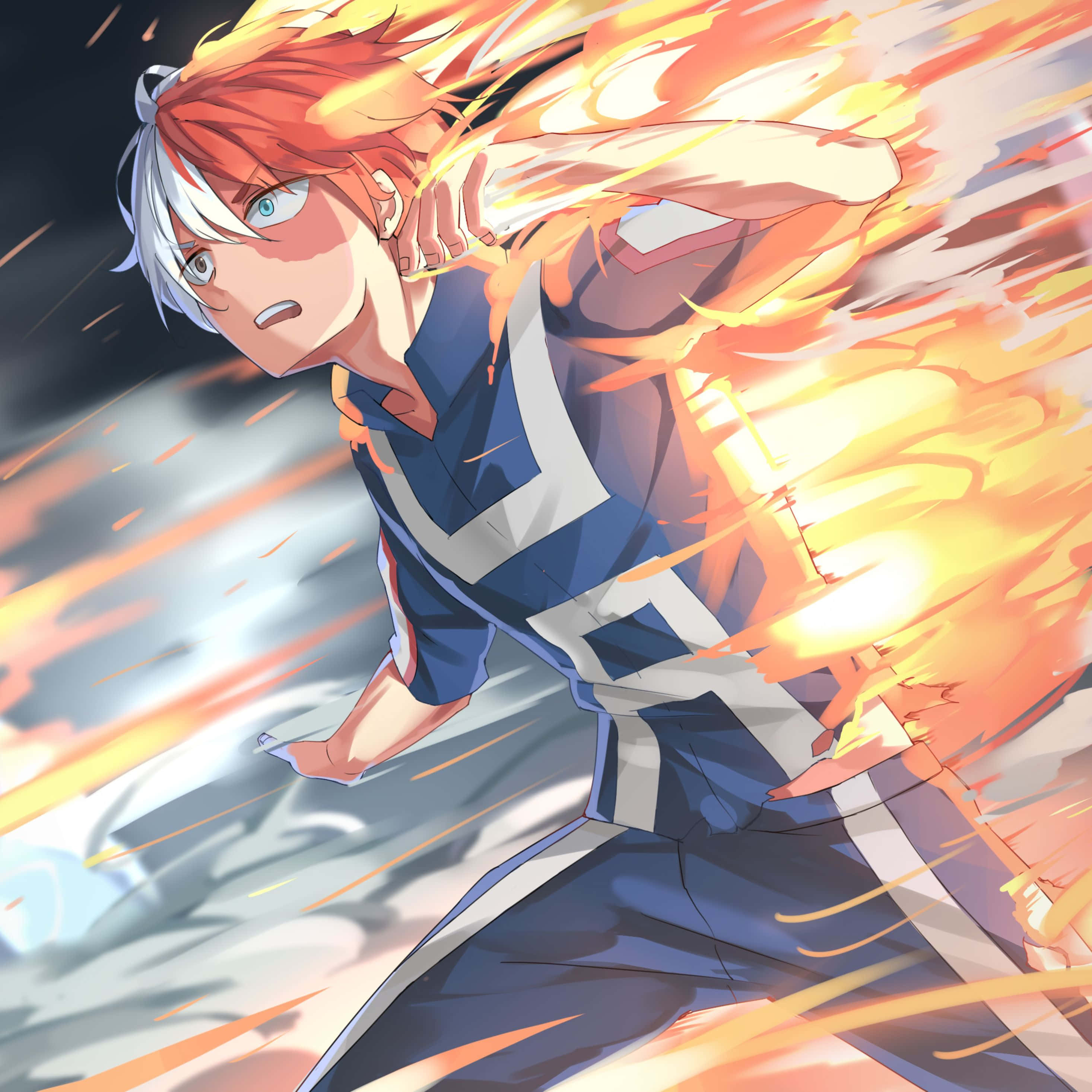 My Hero Academia iPad 桌布 壁紙 — 一位擁有火焰般頭髮的動漫英雄，身穿藍色制服，在黑暗的天空下向前衝刺，身後拖曳著熾熱的橙色能量。