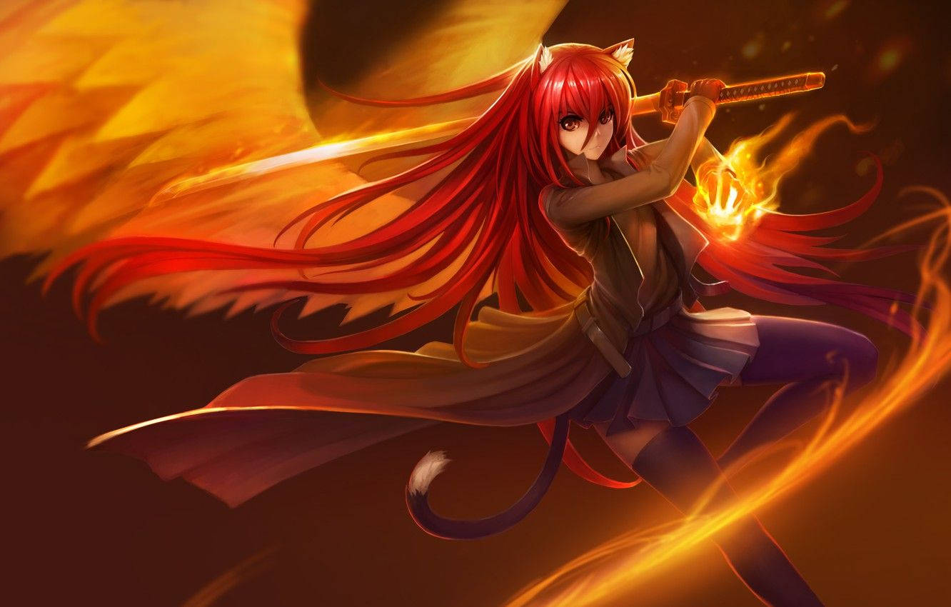 Fire Anime 桌布 壁紙 — 一位擁有火紅頭髮、貓耳和貓尾的動漫少女，在旋轉的火焰中揮舞著發光的劍，擺出動態的戰鬥姿勢。