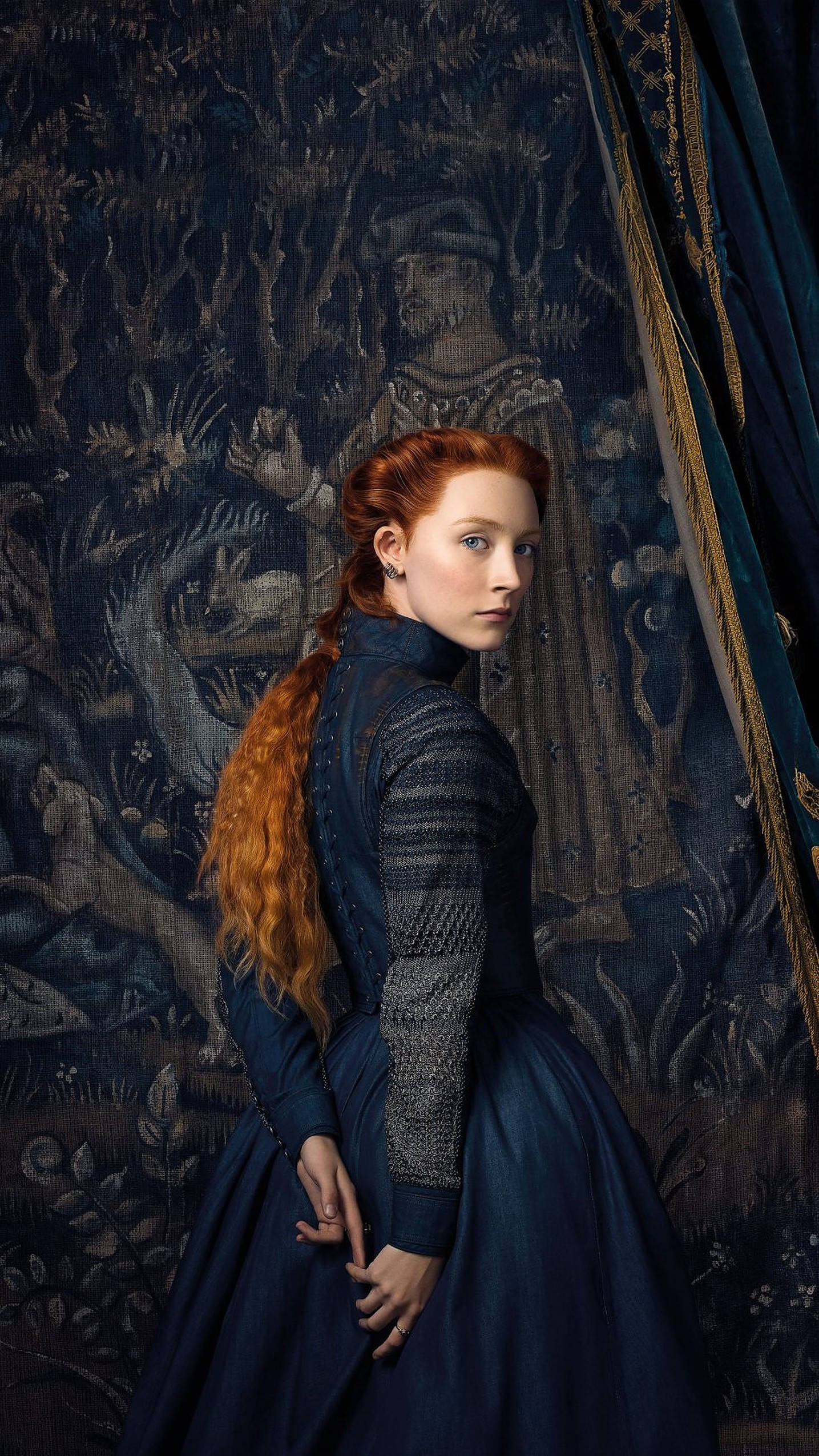 Saoirse Ronan 桌布 壁紙 — 一位擁有火紅頭髮、身穿藍色長袍的女性，站在一幅描繪騎士和神話生物的華麗掛毯前。