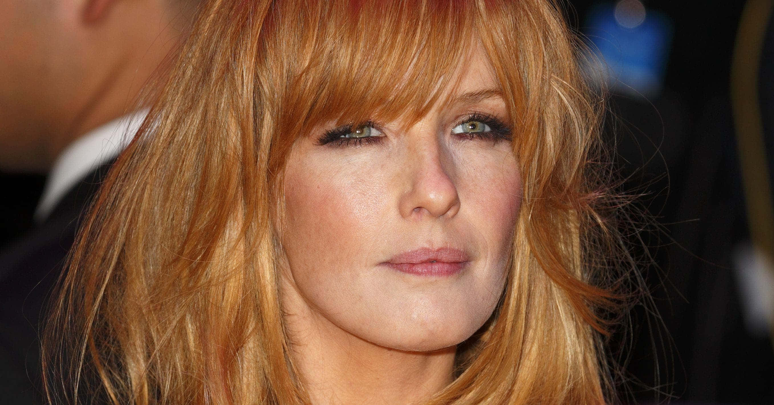 Kelly Reilly 桌布 壁紙 — 一位擁有火紅頭髮和強烈綠色眼睛的女性近距離肖像，直視鏡頭。