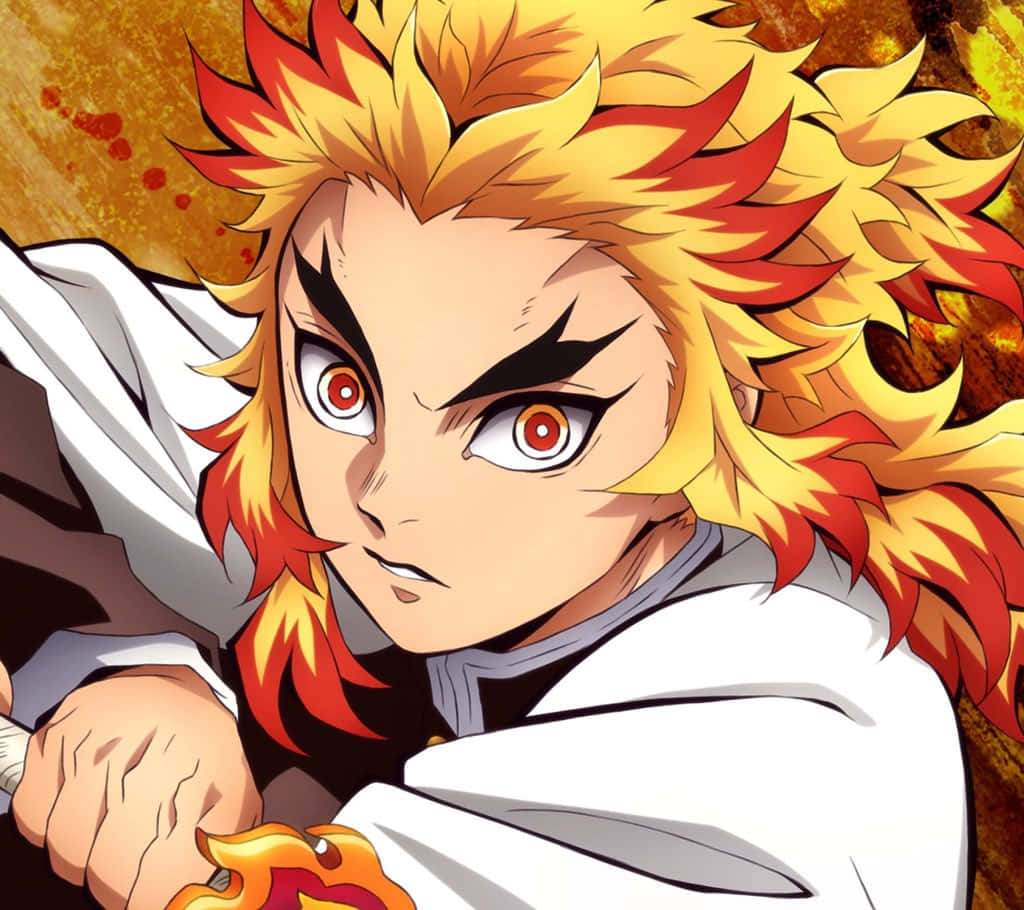 Flame Hashira 桌布 壁紙 — 一位擁有火紅頭髮和熾熱紅眼的動漫戰士，在燃燒的金色背景前緊握著劍。
