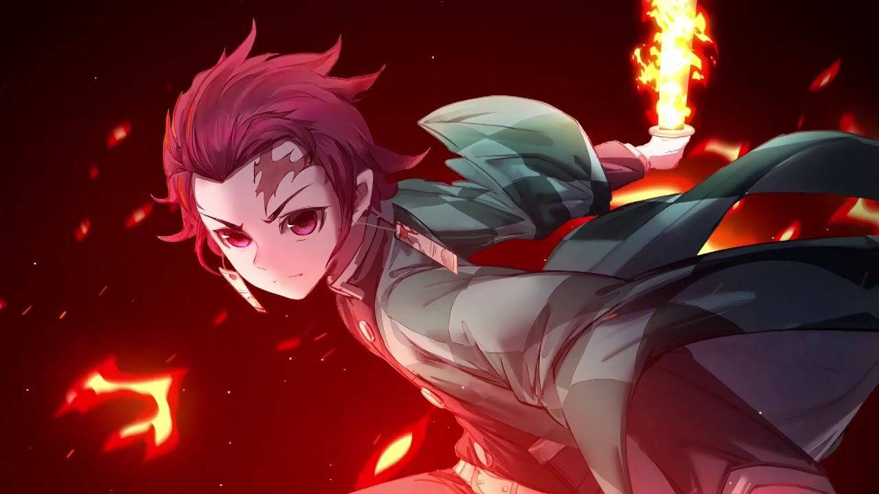 Tanjiro Kamado 桌布 壁紙 — 一位擁有火紅頭髮和發光眼睛的動漫戰士，在深紅色背景下揮舞著一把火焰劍。