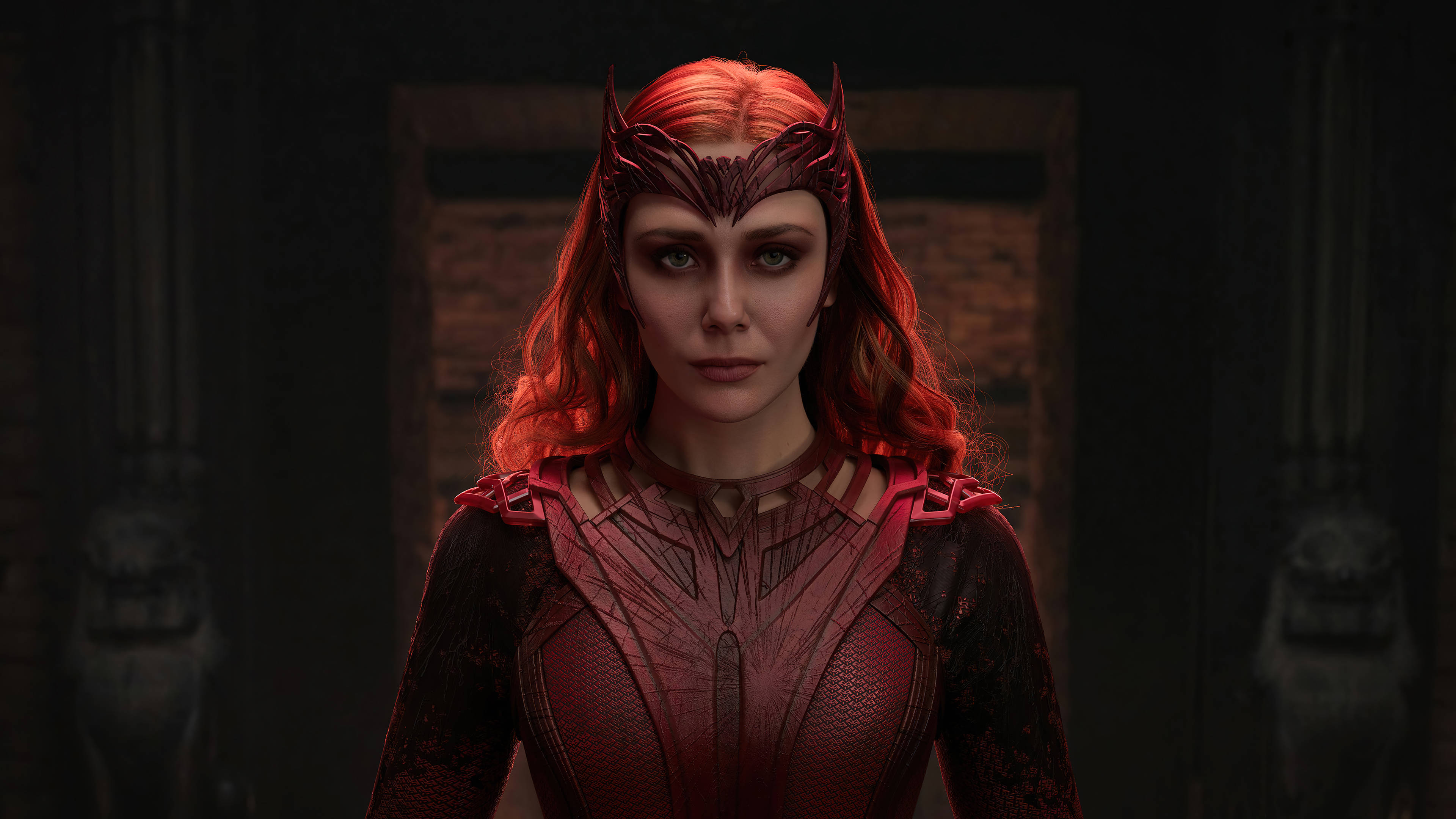 Scarlet Witch 桌布 壁紙 — 一位擁有火紅頭髮和相配盔甲服裝的女性站在一個帶有石像的黑暗哥德式門口。