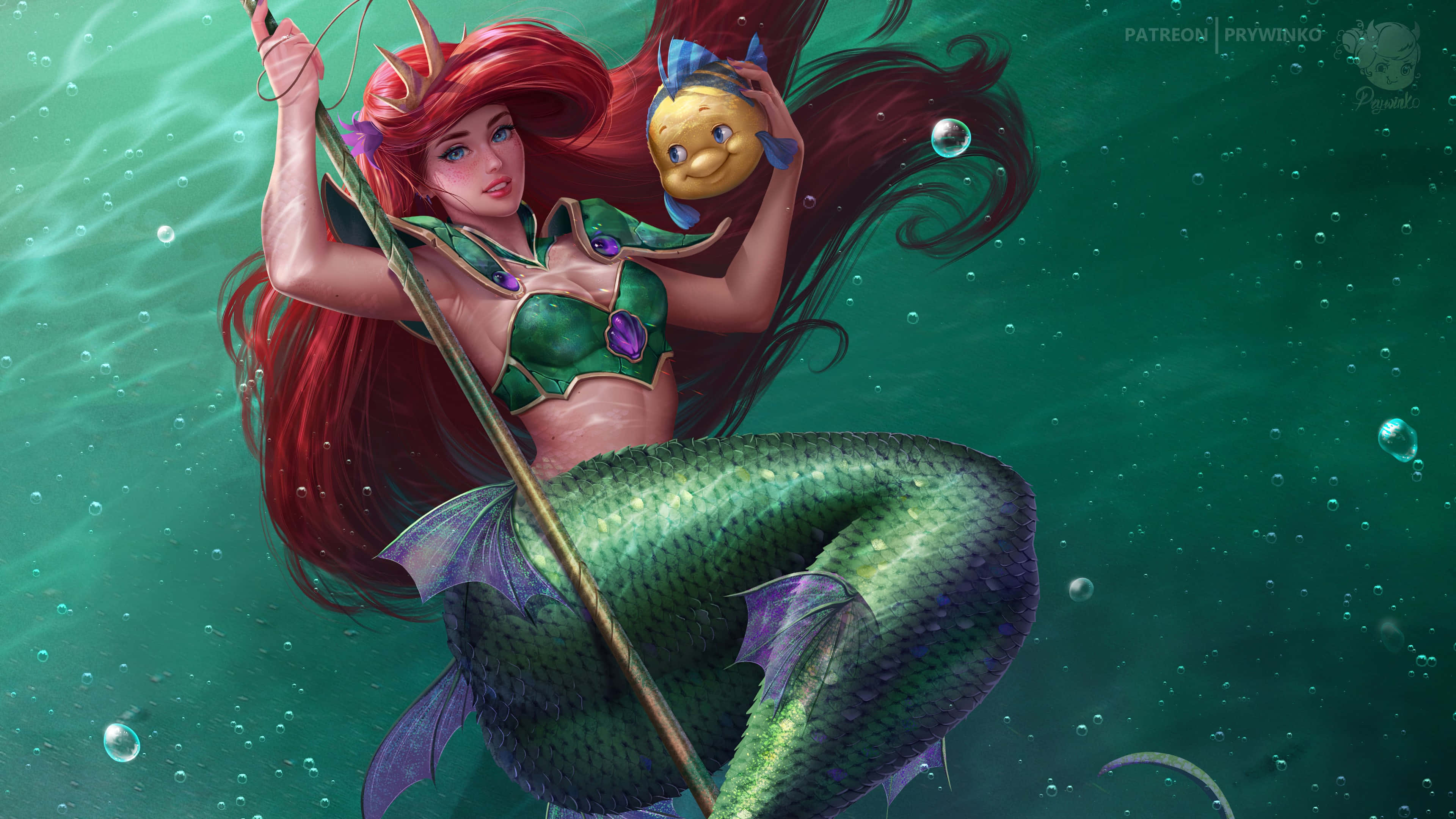 Mermaids 桌布 壁紙 — 一位擁有火紅頭髮和綠色尾巴的美人魚，在藍綠色水中手持一條金魚和一根權杖。