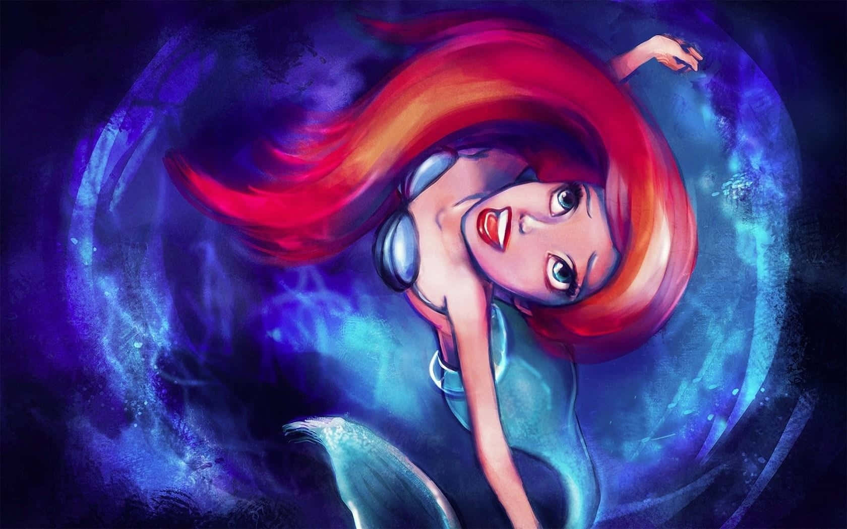 美人魚 桌布 壁紙 — 一位擁有火紅頭髮和青綠色尾巴的美人魚，在旋轉的藍色和紫色水下洋流中向上游動。