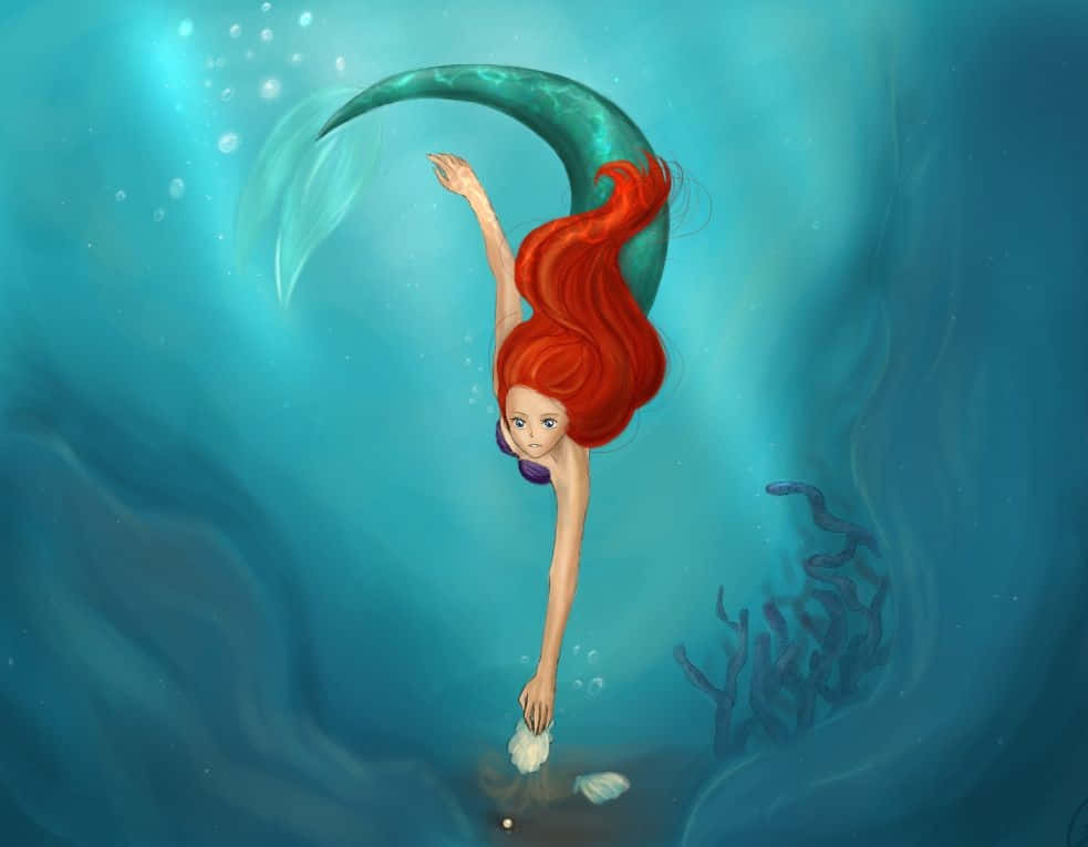 little mermaid 桌布 壁紙 — 一位擁有火紅頭髮和青綠色尾巴的美人魚，在陽光照耀的藍色海底場景中優雅地伸手去拿貝殼。