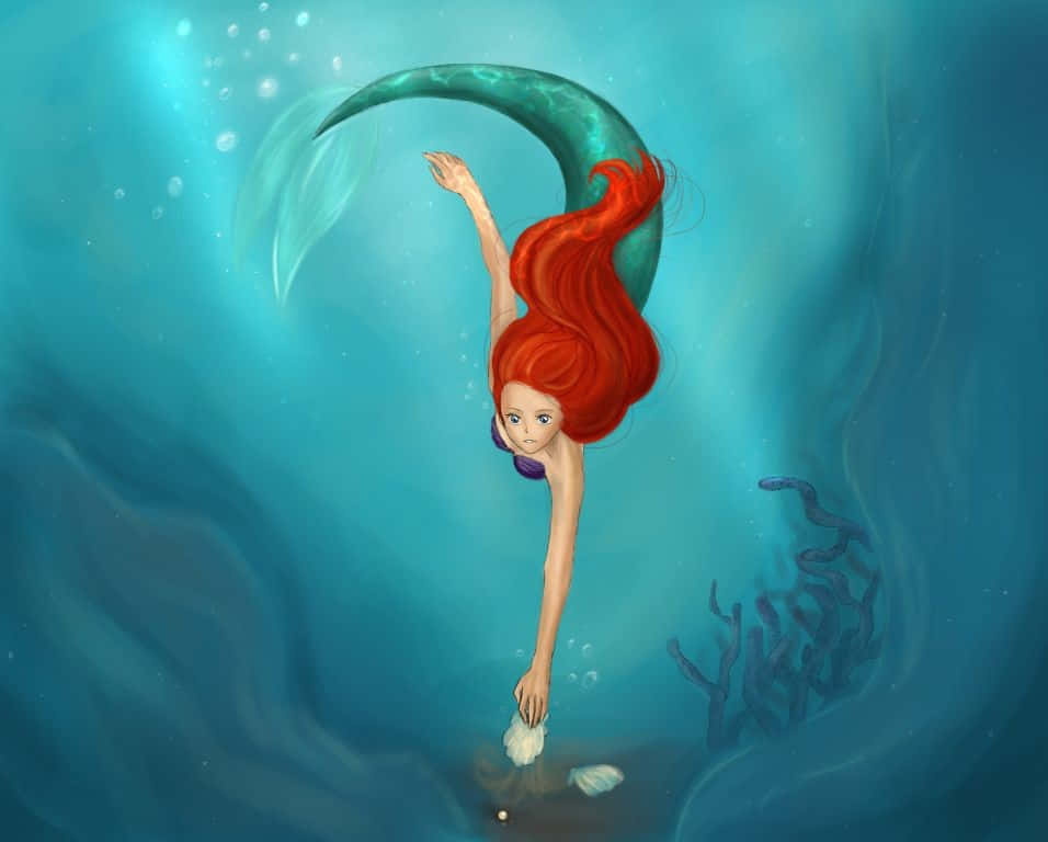 little mermaid 桌布 壁紙 — 一位擁有火紅頭髮和青綠色尾巴的美人魚，在旋轉的藍色海水和氣泡中優雅地伸手去拿海底的貝殼。