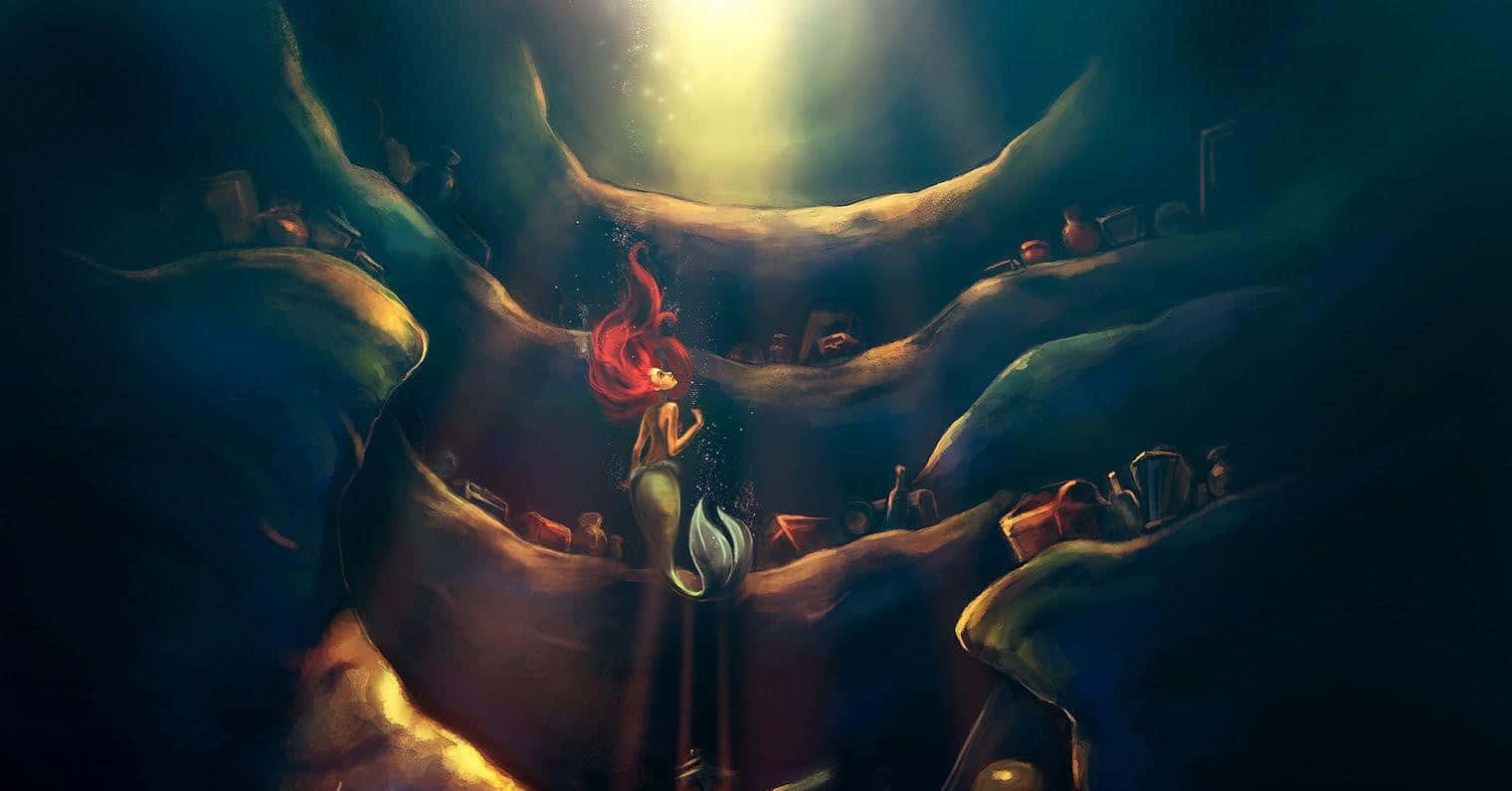 little mermaid 桌布 壁紙 — 一位擁有火紅頭髮的美人魚坐在陽光照射的水下洞穴中，周圍環繞著寶藏。