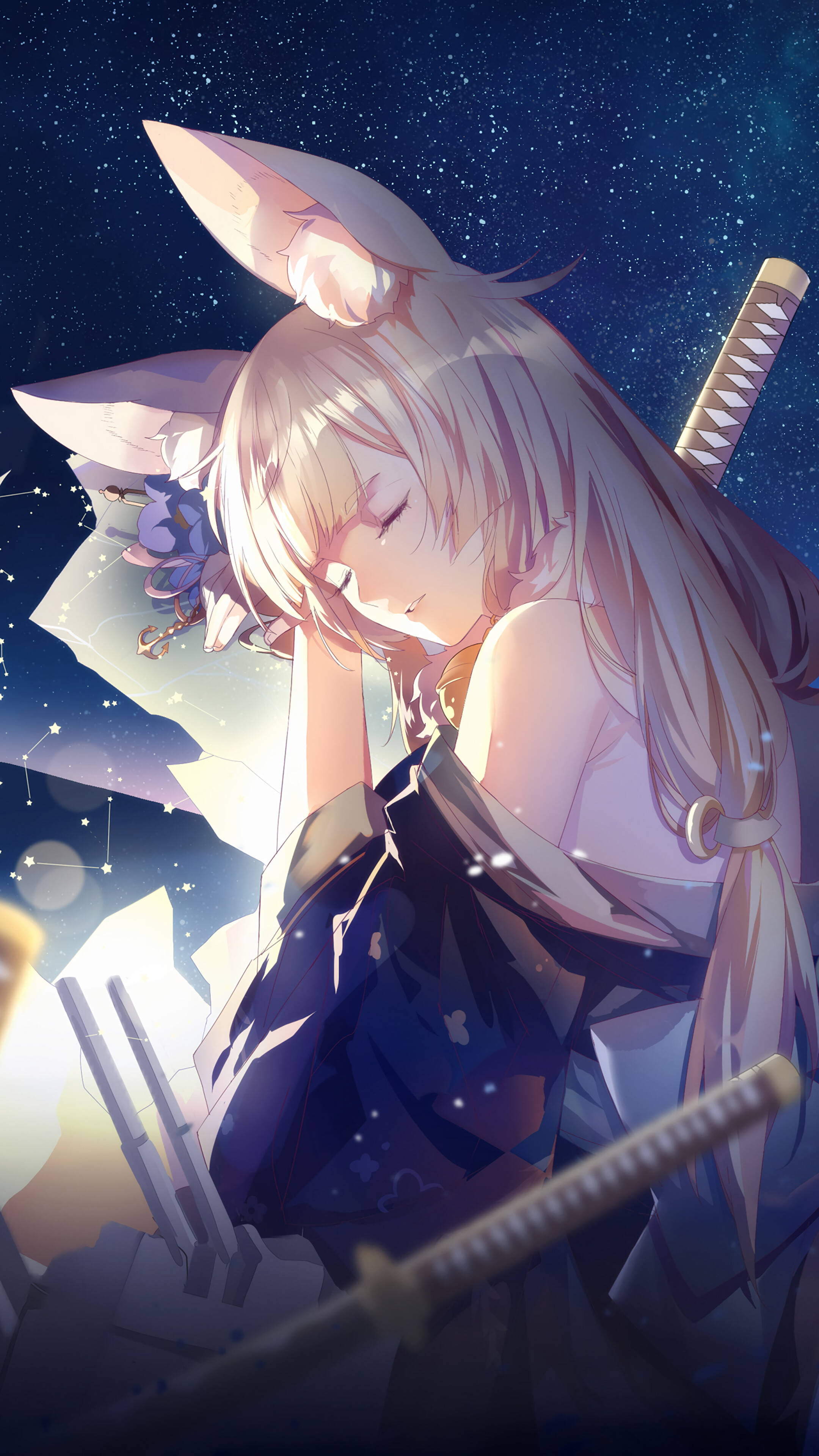 Anime Girl Phone 桌布 壁紙 — 一位擁有狐狸耳朵和劍的寧靜動漫女孩，在閃爍著柔和光芒的星空下休息。