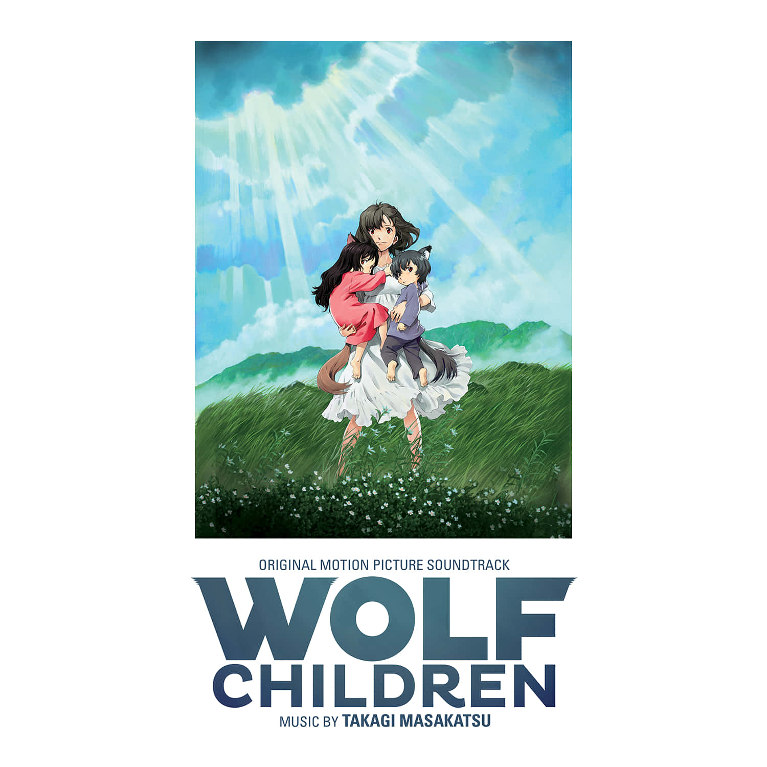 Wolf Children 桌布 壁紙 — 一位擁有狼耳和狼尾的女性，在陽光照耀的湛藍天空下，於長滿青草的山丘上抱著兩個孩子。