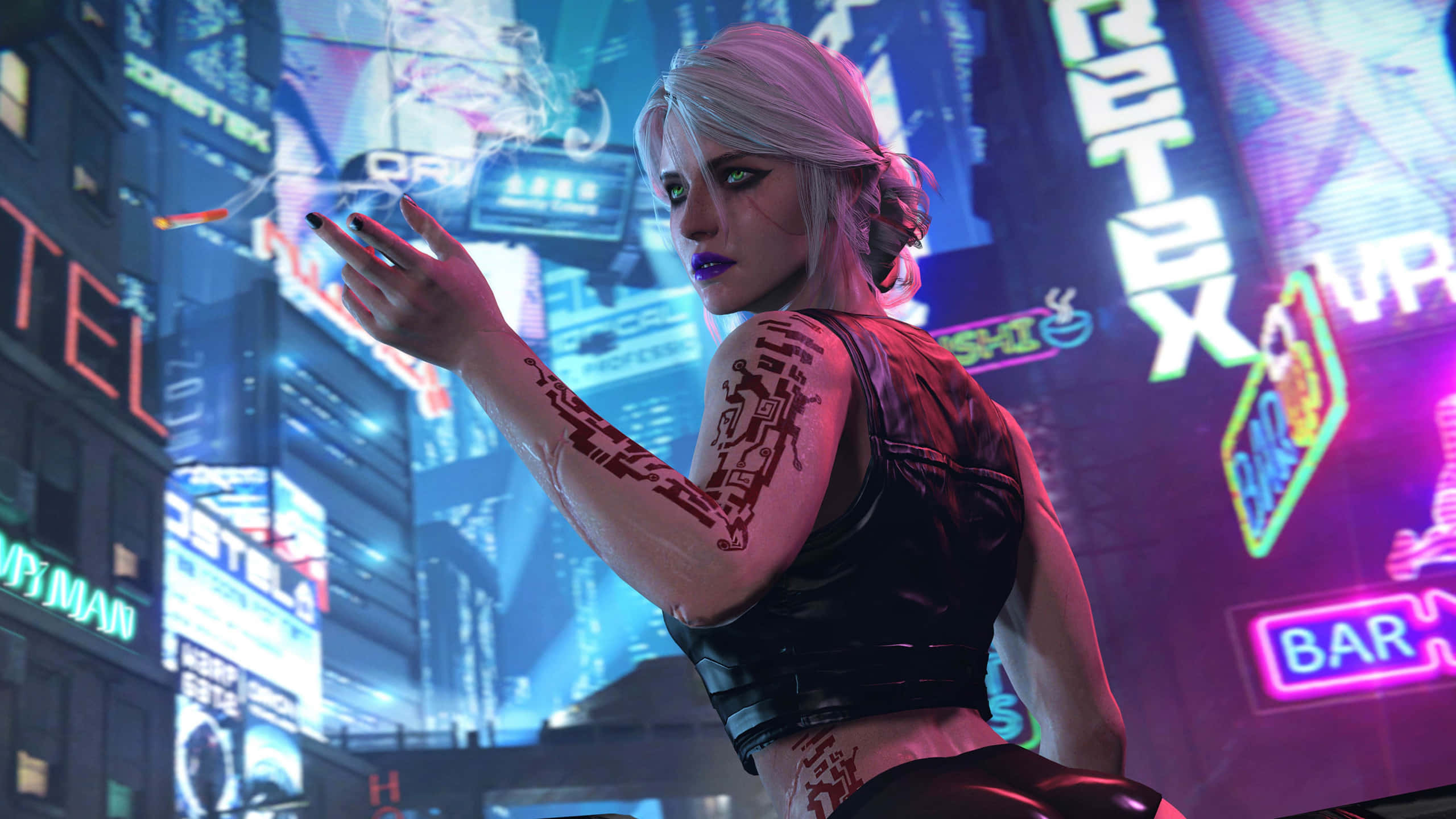 video games 桌布 壁紙 — 一位擁有發光眼睛和刺青的賽博龐克女性，在充滿全息標誌的霓虹燈城市景觀中抽煙。