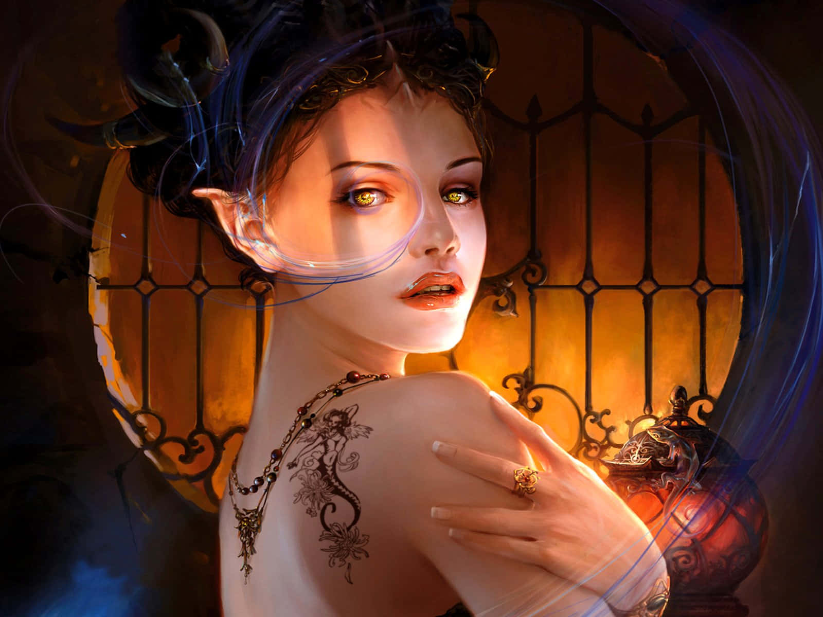Halloween Tattoos 桌布 壁紙 — 一位擁有發光眼睛和複雜紋身的奇幻精靈女子，在溫暖的金色光芒下透過華麗的鐵藝凝視著。