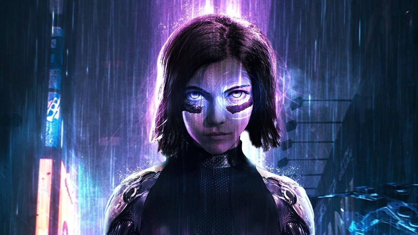 Alita Battle Angel 桌布 壁紙 — 一位擁有發光眼睛和賽博增強功能的賽博龐克女性，夜晚站在霓虹燈閃爍的雨巷中。