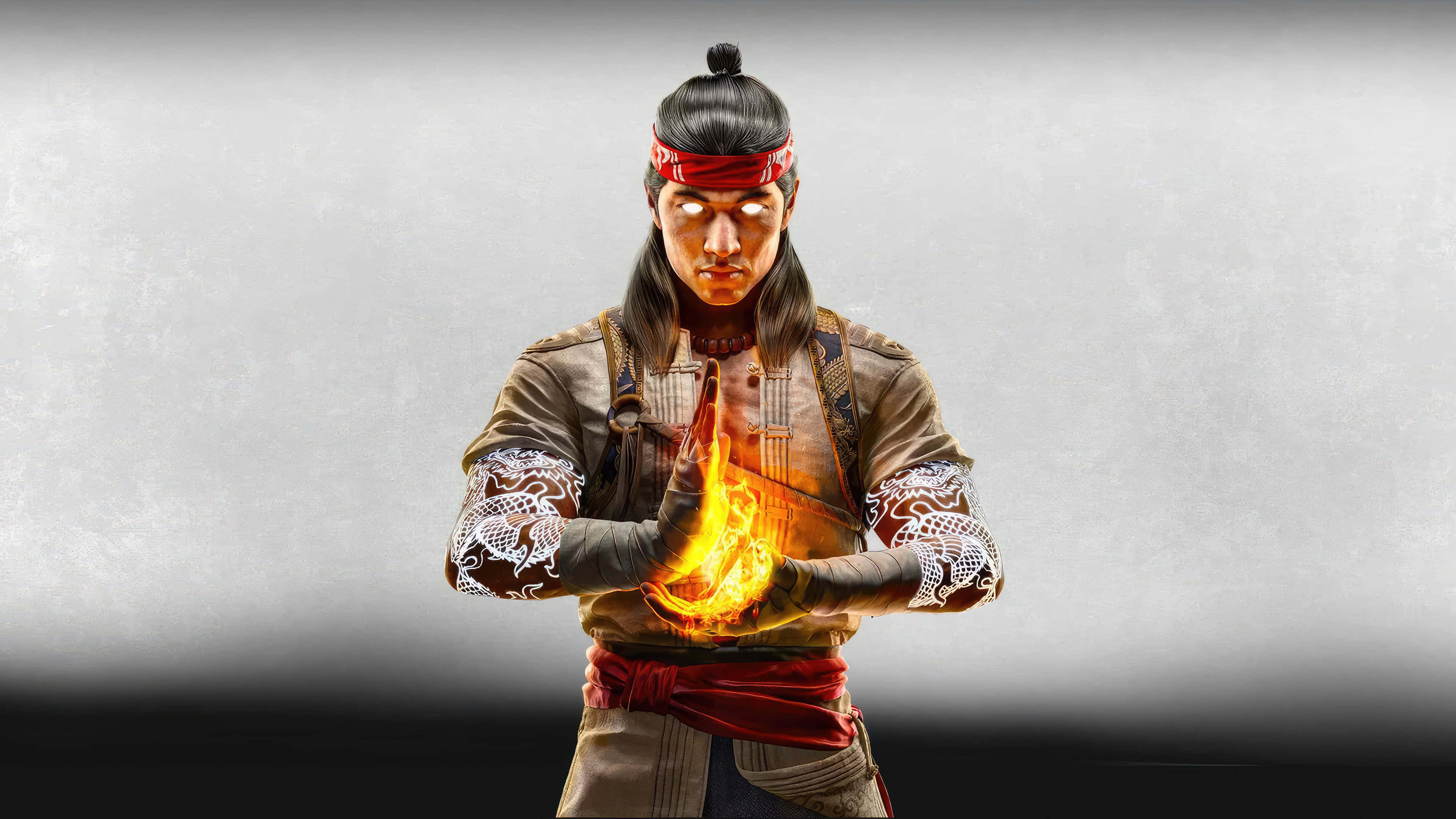 Mortal Kombat Legacy 桌布 壁紙 — 一位擁有發光眼睛的戰士在灰色漸變背景前，於雙掌之間引導火焰能量。