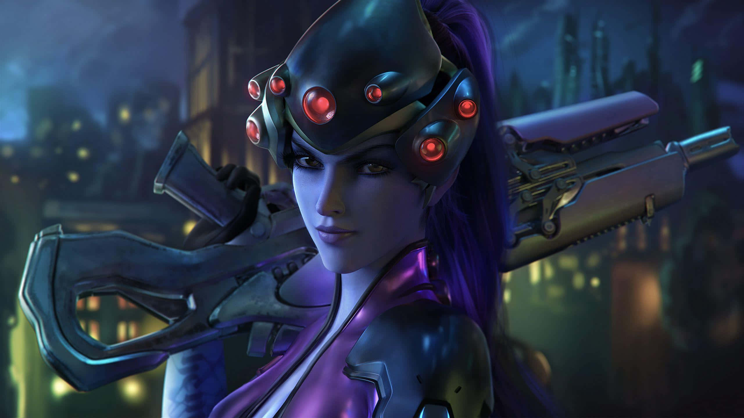 Overwatch Widowmaker 桌布 壁紙 — 一位擁有發光紅眼和紫色頭髮的賽博龐克女戰士，在夜晚霓虹燈照亮的城市景觀中手持未來武器。