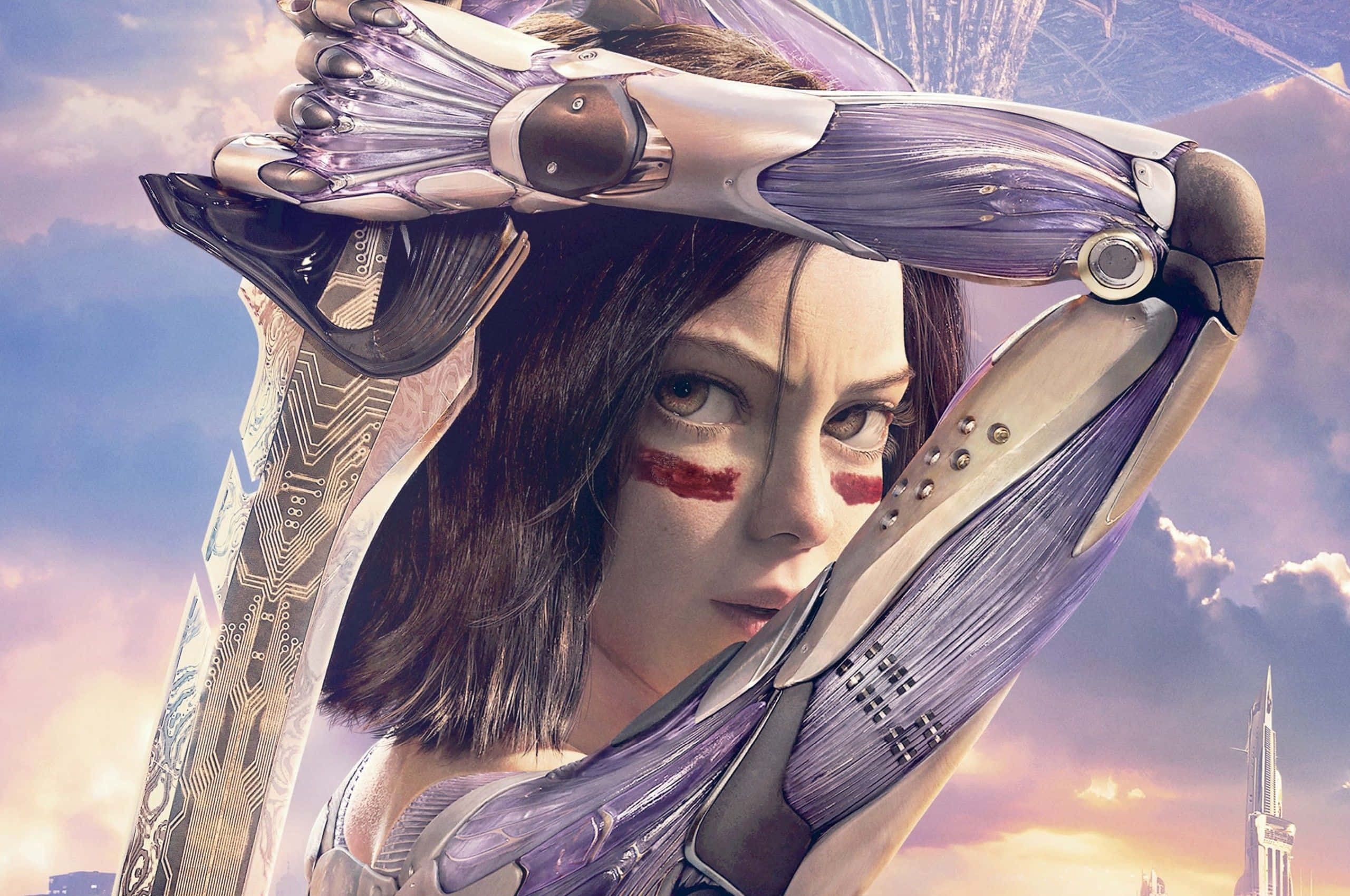 Alita Battle Angel 桌布 壁紙 — 一位擁有發光紫色生物機械手臂的網路戰士，在日落時分遮擋著未來城市天際線的光芒。