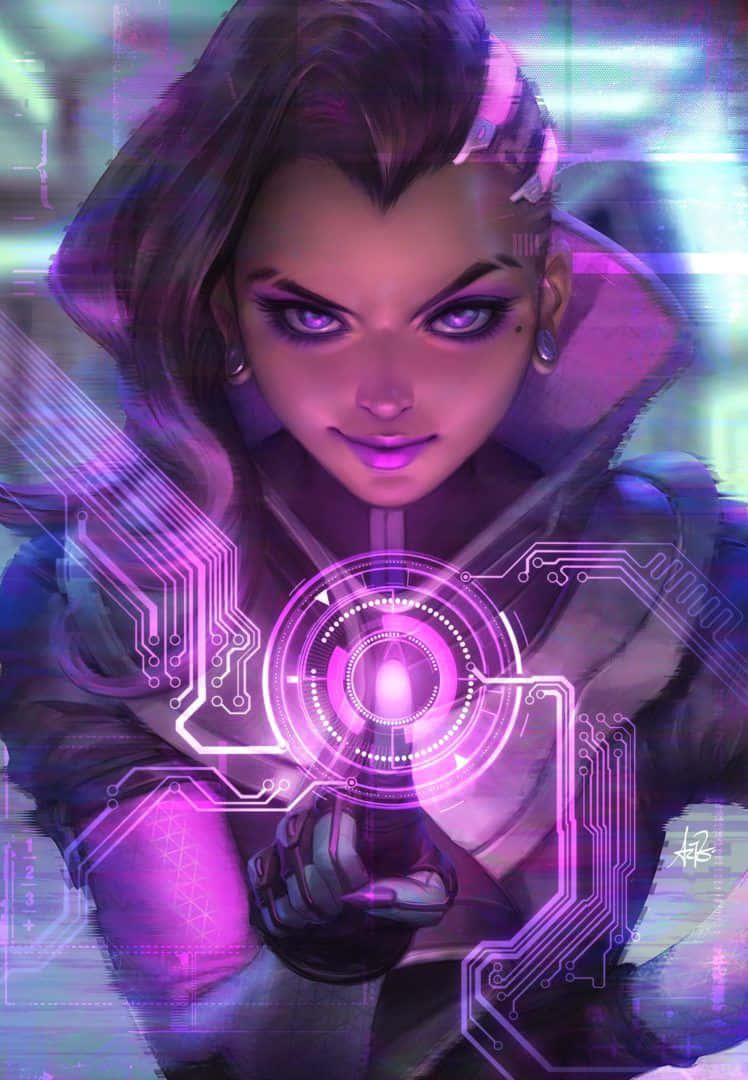 Overwatch Sombra 桌布 壁紙 — 一位擁有發光紫色眼睛和電路覆蓋層的賽博龐克女性，在閃爍的霓虹背景前手持全息界面。